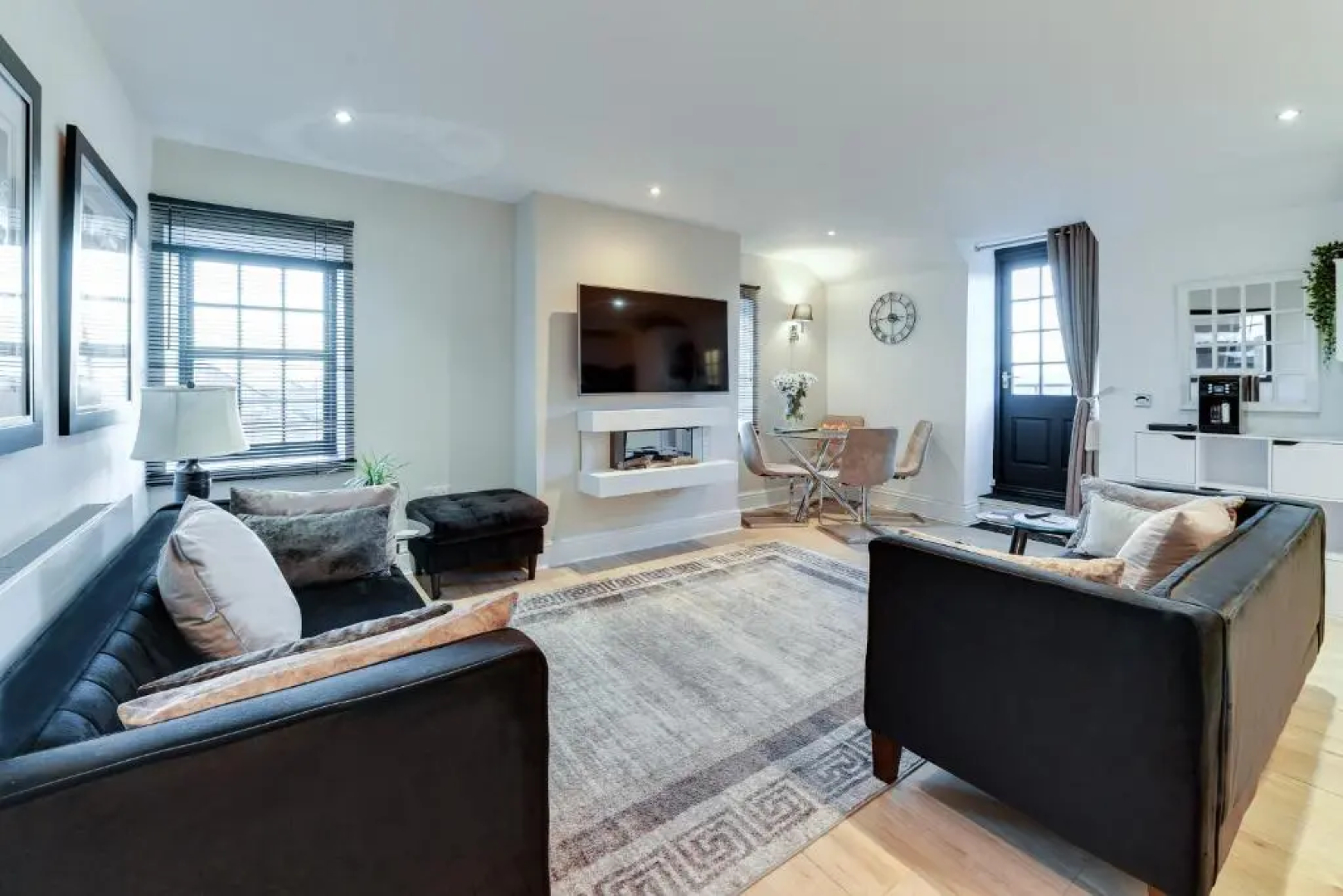 Wigan Central I 1 & 2 Bed Executive Apartments I Family Rooms I Private Balcony I Free Parking