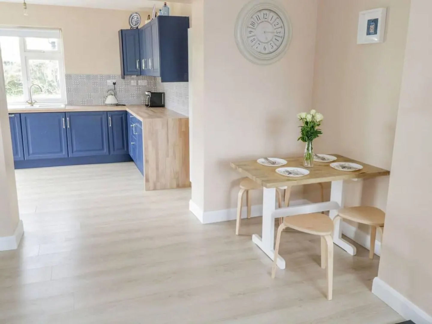 Beautiful Cottage With Gardens, Patio & Fireplace