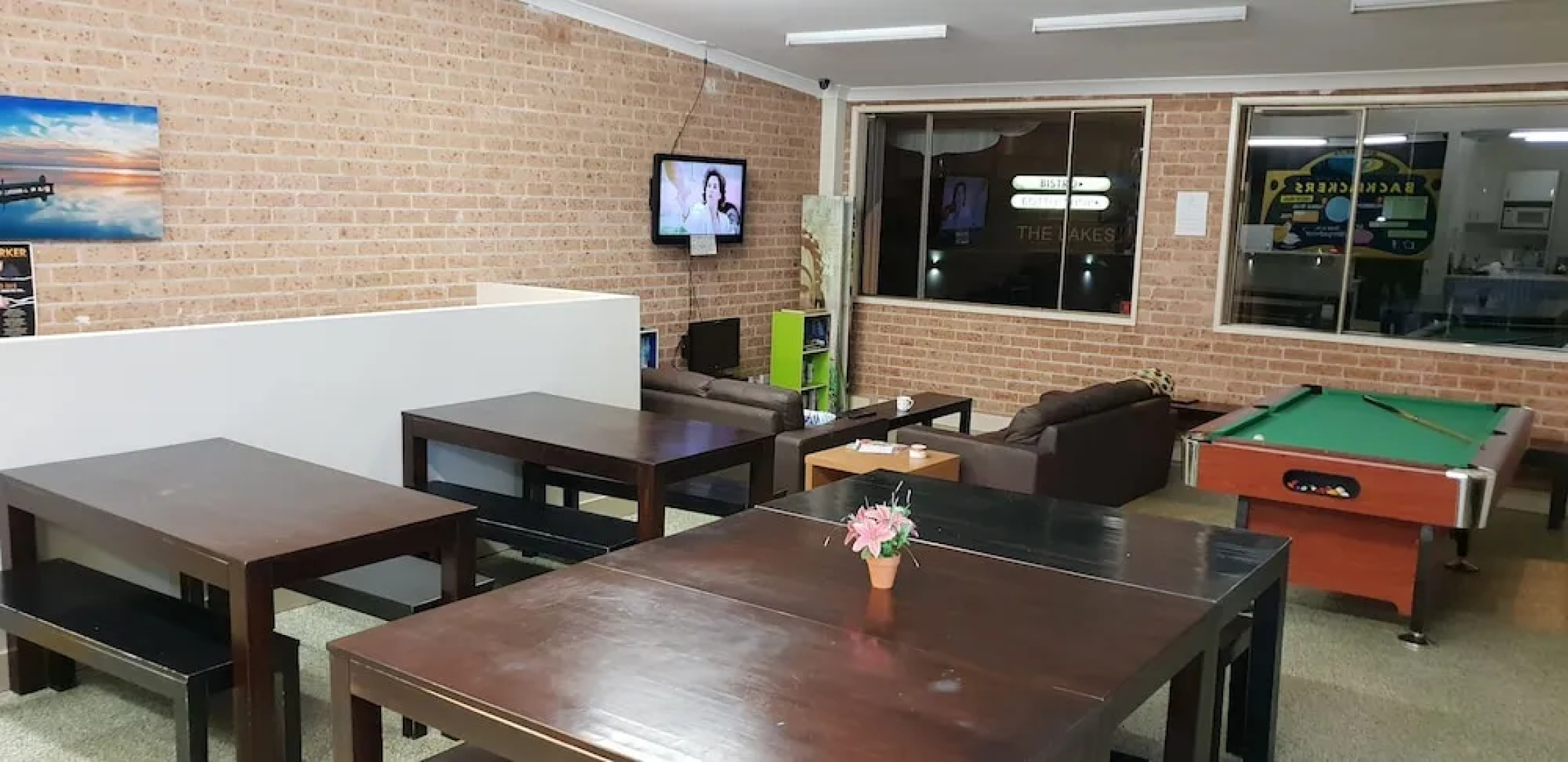The Entrance Backpackers - Hostel