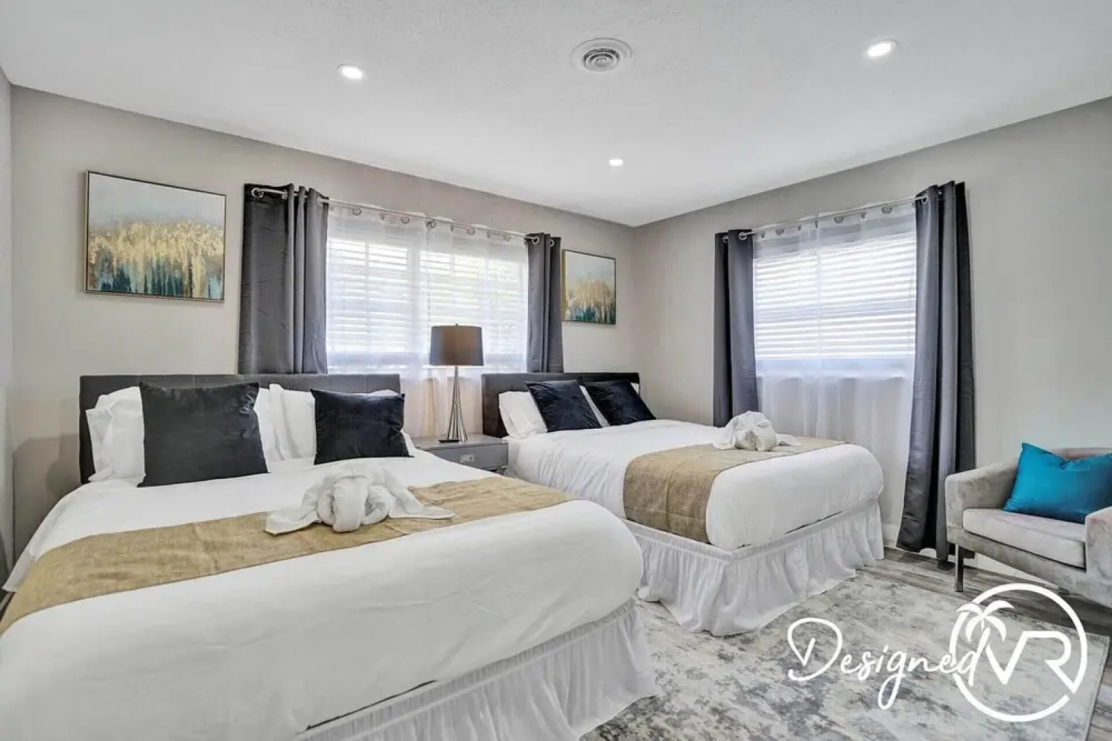 Chic 3BR w heated pool 1 mile to Beach