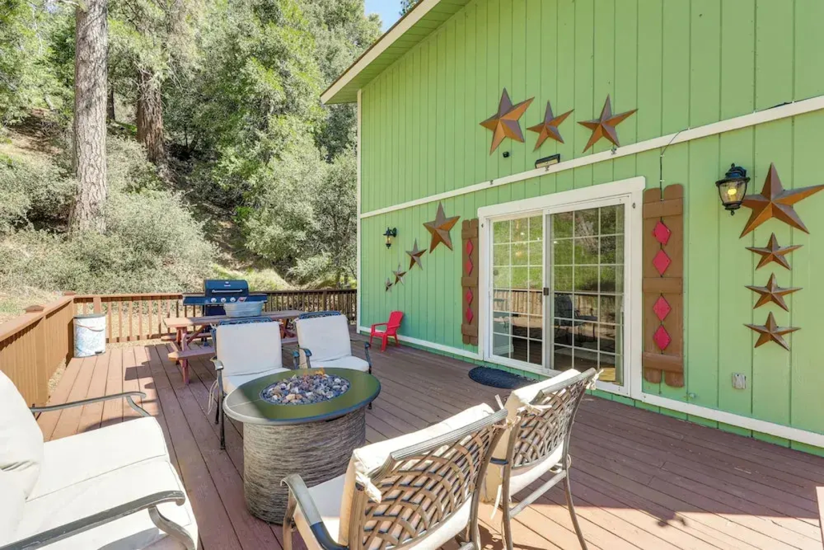 Remodeled Crestline Retreat: Walk to Lake Gregory!