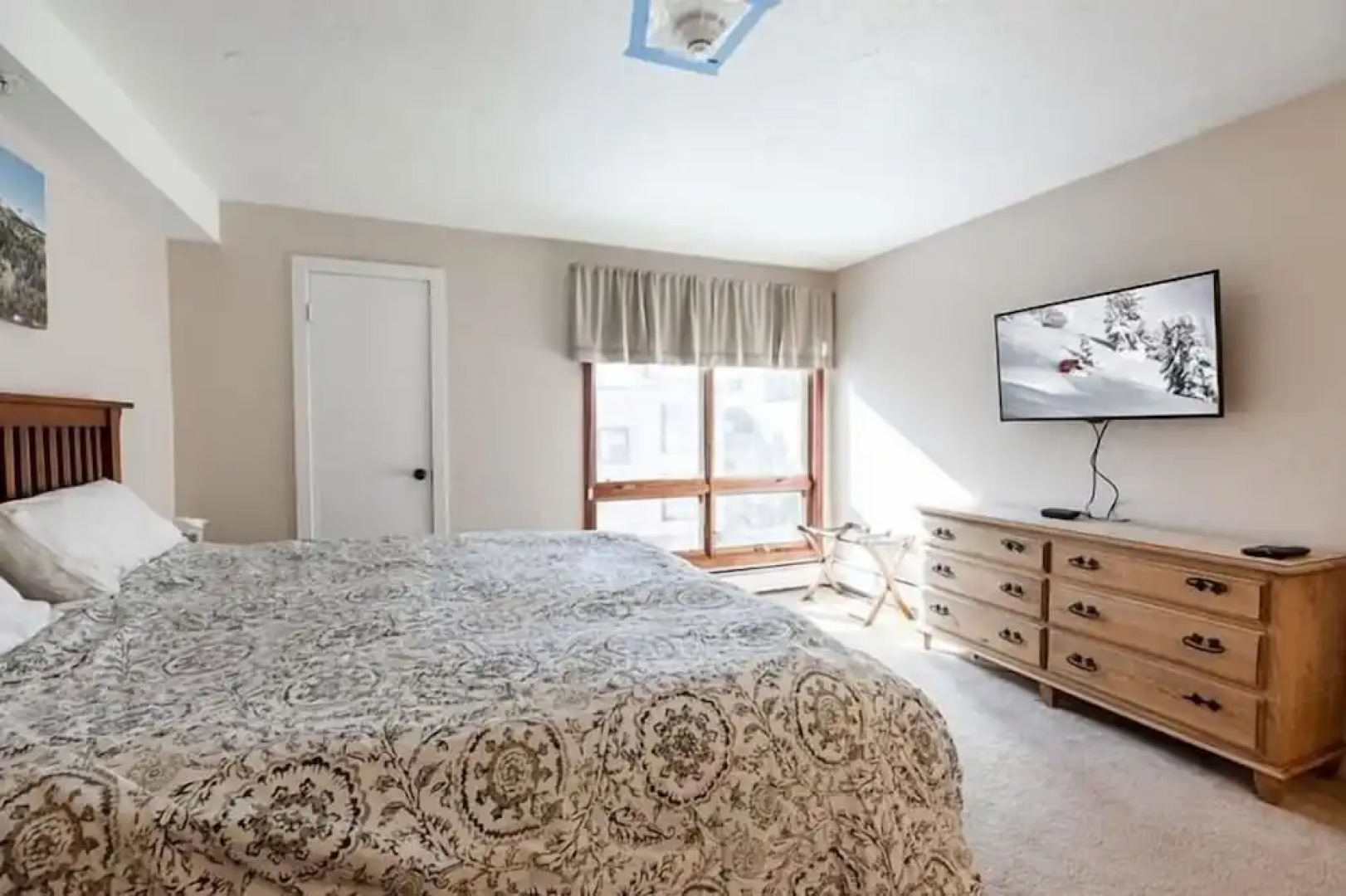 Breakaway West Ski Condo 1,5 miles from the Lifts by RedAwning