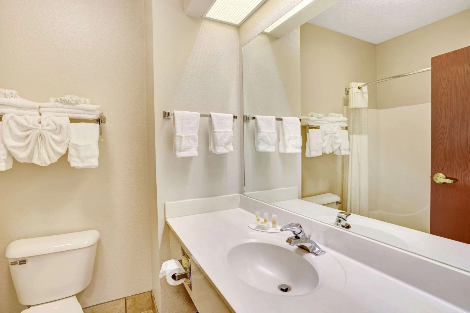 Days Inn & Suites by Wyndham Louisville SW