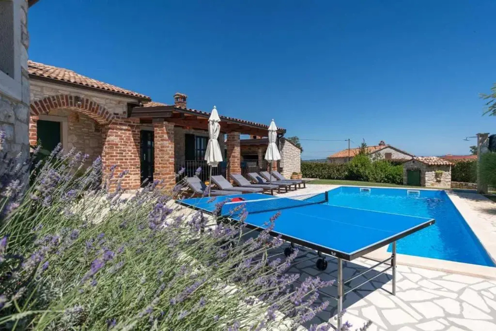 Beautiful Villa In A Quiet Area, With Enclosed Garden, Private Swimming Pool And Outdoor Kitchen