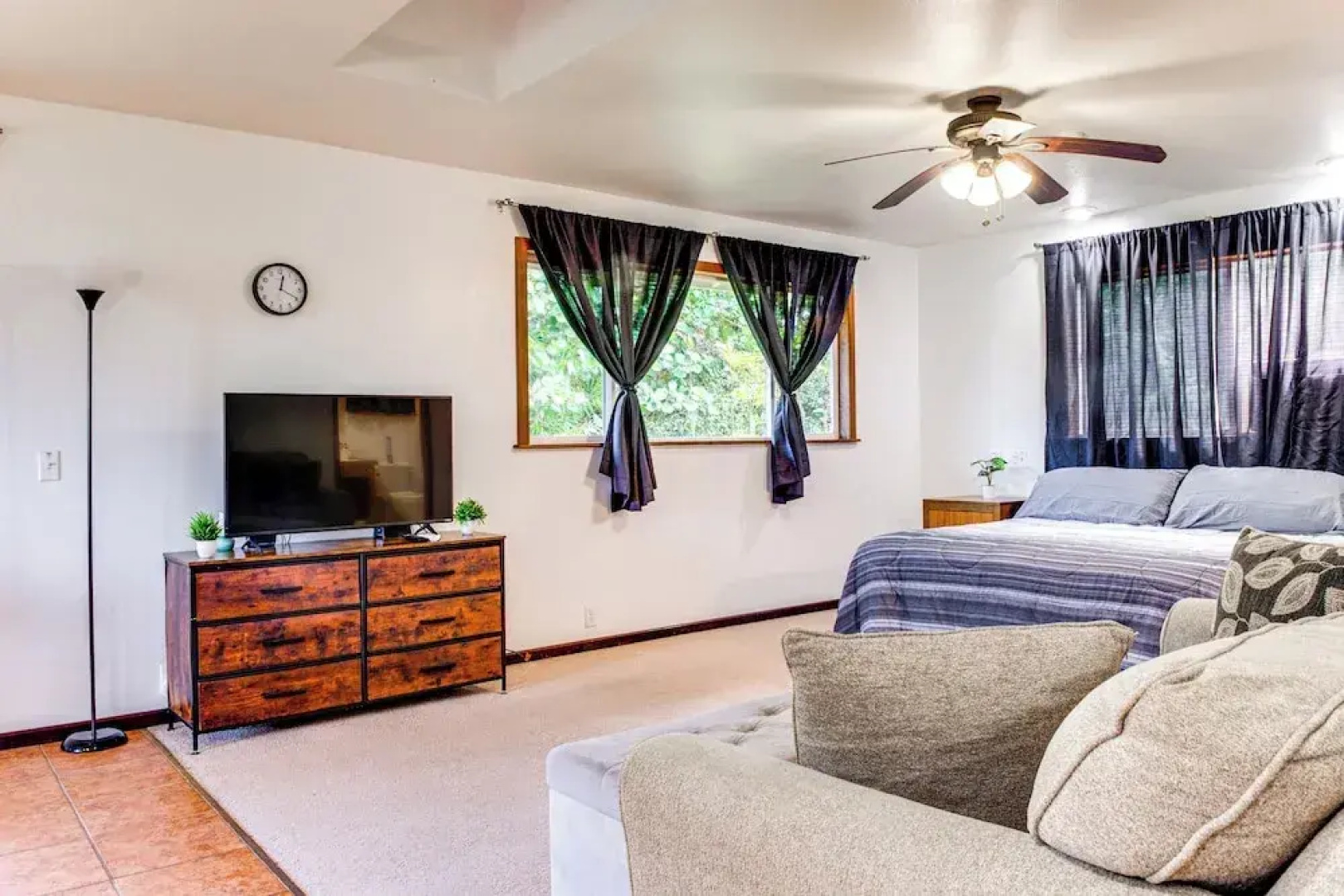 4 Mi to Beach: Keaau Retreat w/ Relaxing Porch!