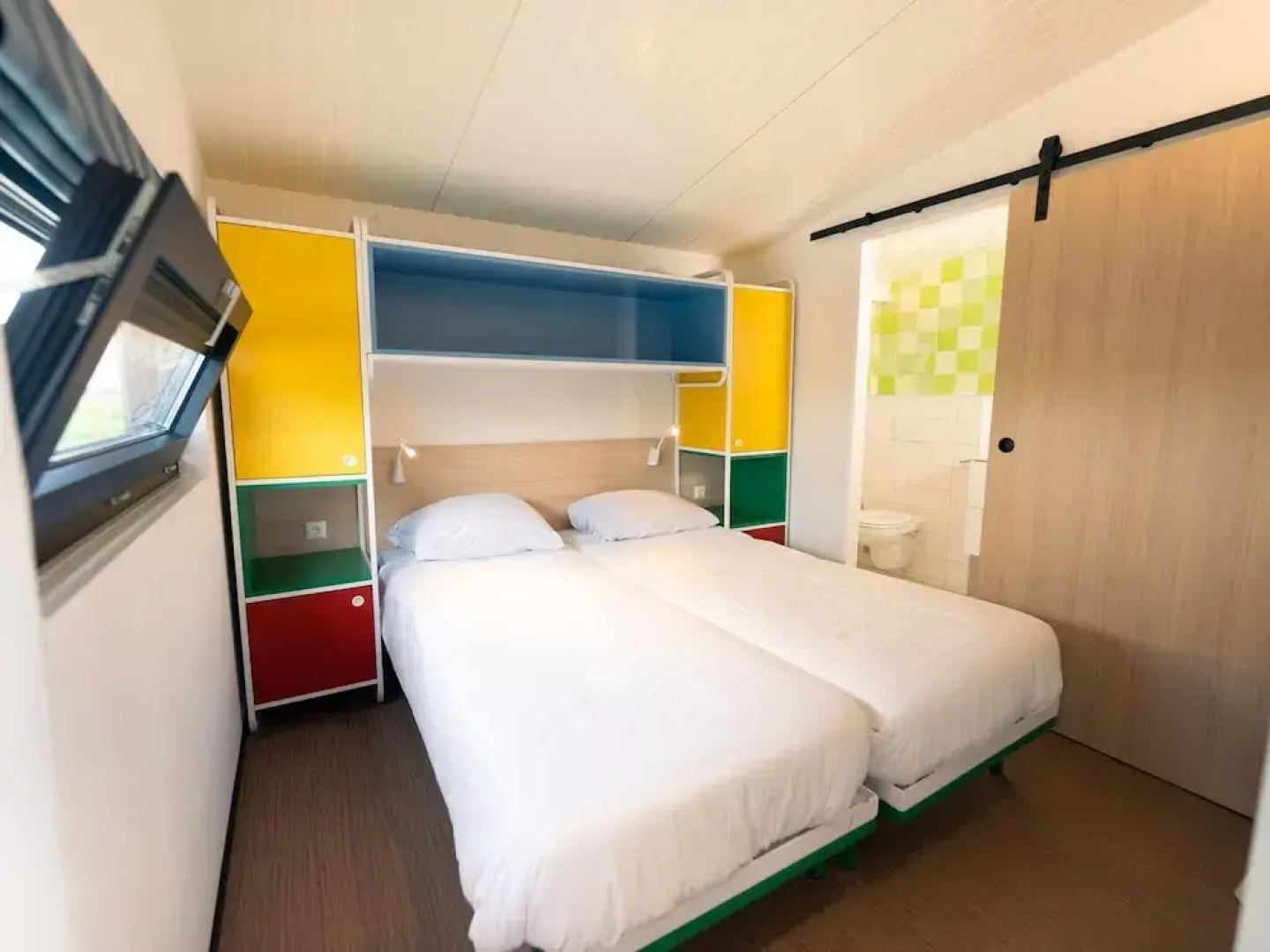 Luxury Lodge, 2 Bathrooms, Near the Sea