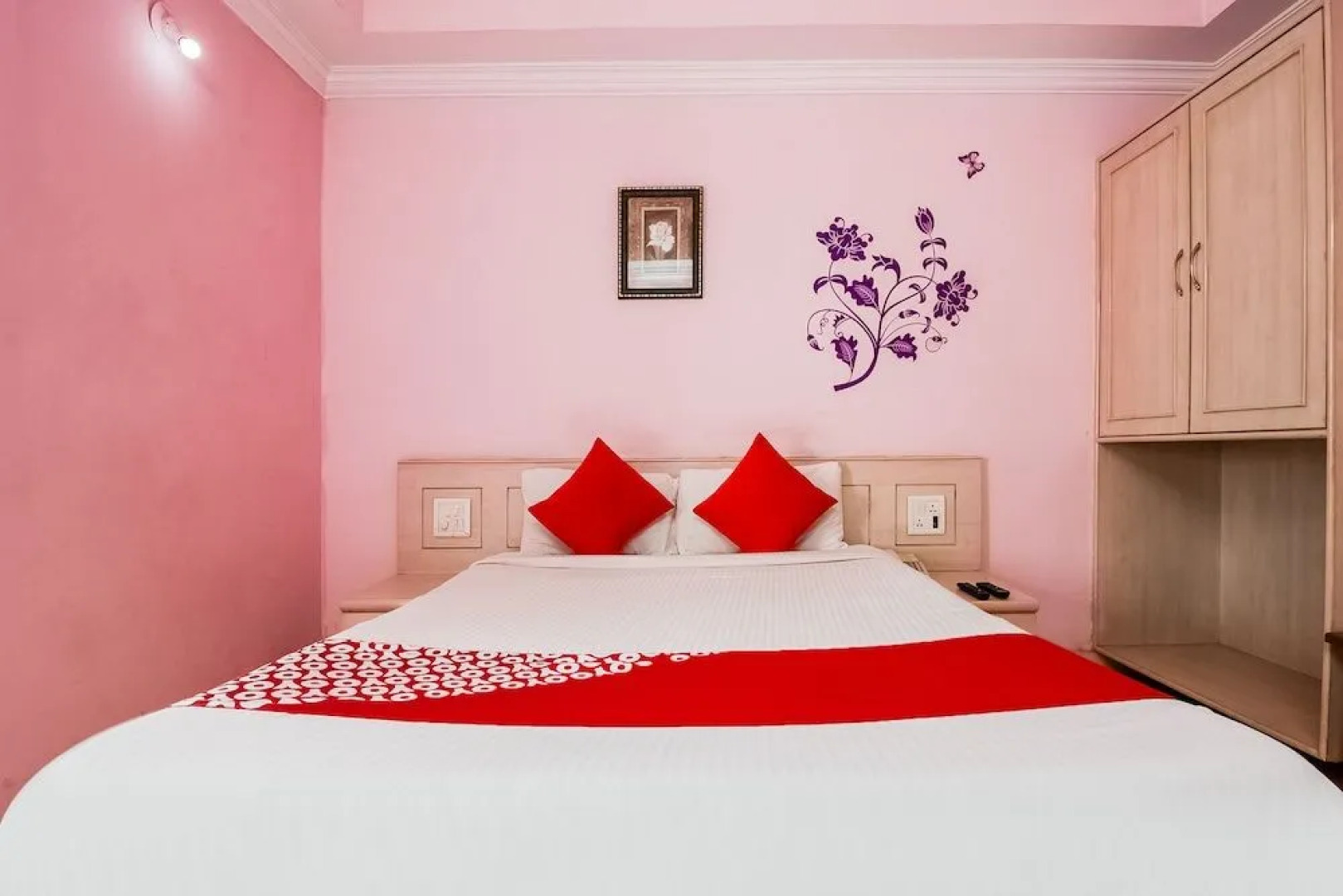 OYO 737 Hotel Manny'S Palace