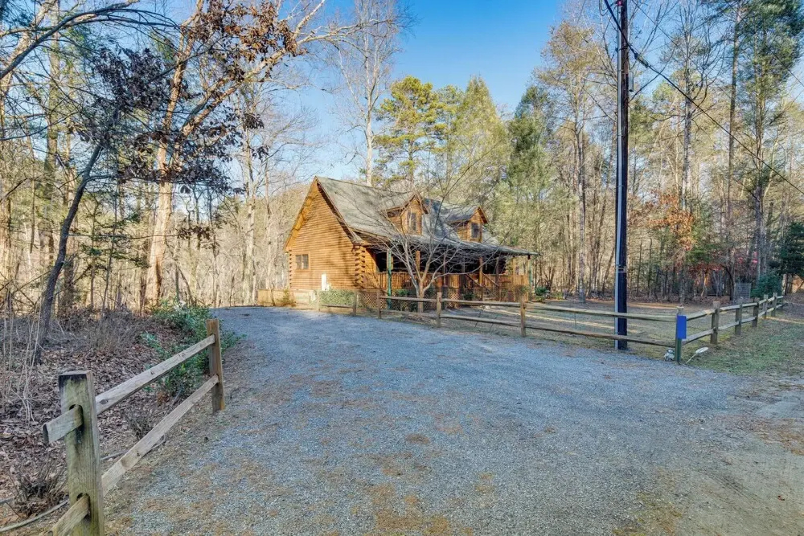 Pet-friendly Cabin w/ Loft: 5 Mi to Lake Lure!