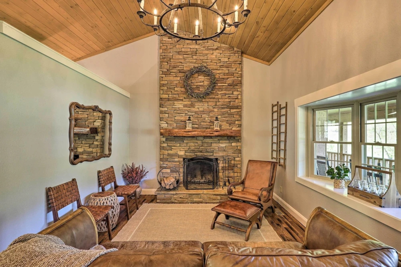 Game Room, Theater + Deck: Burnsville Cabin!