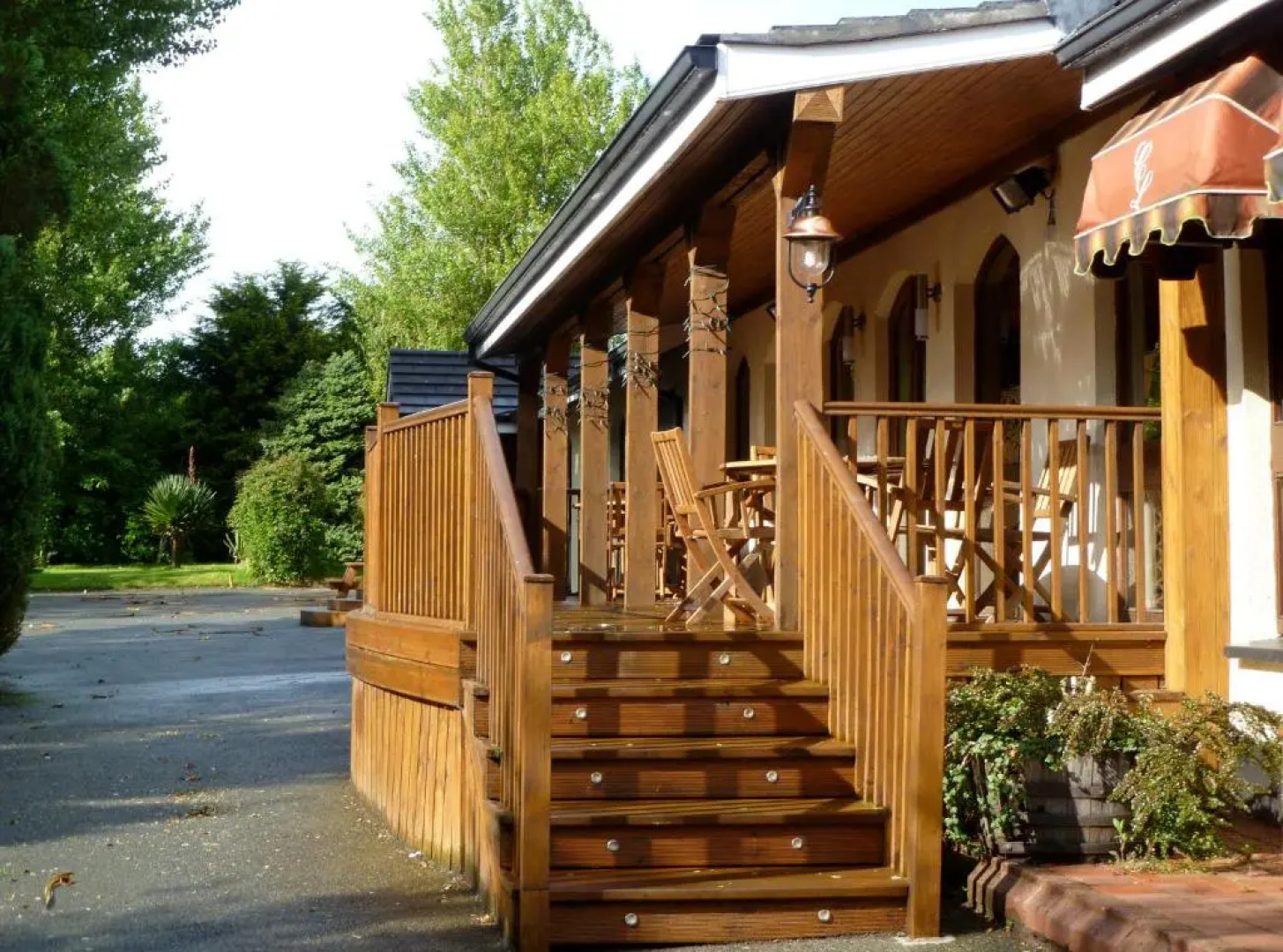 The Cedar Lodge Hotel and Restaurant