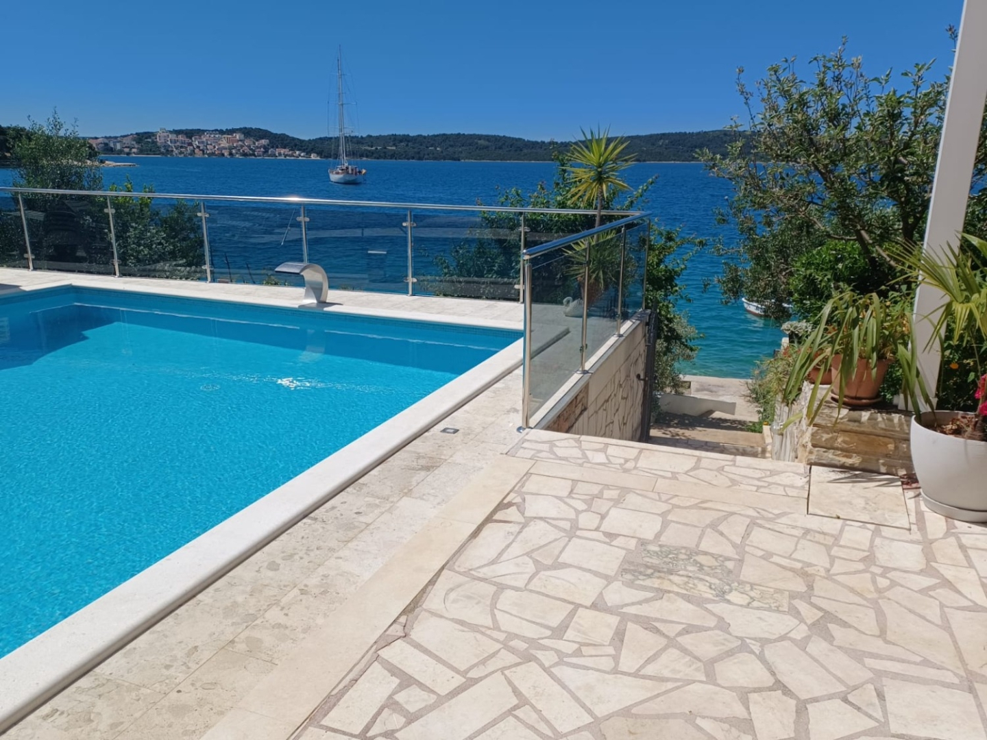 Apartment Marija - 10 m from pebble beach: A2 Trogir, Riviera Trogir