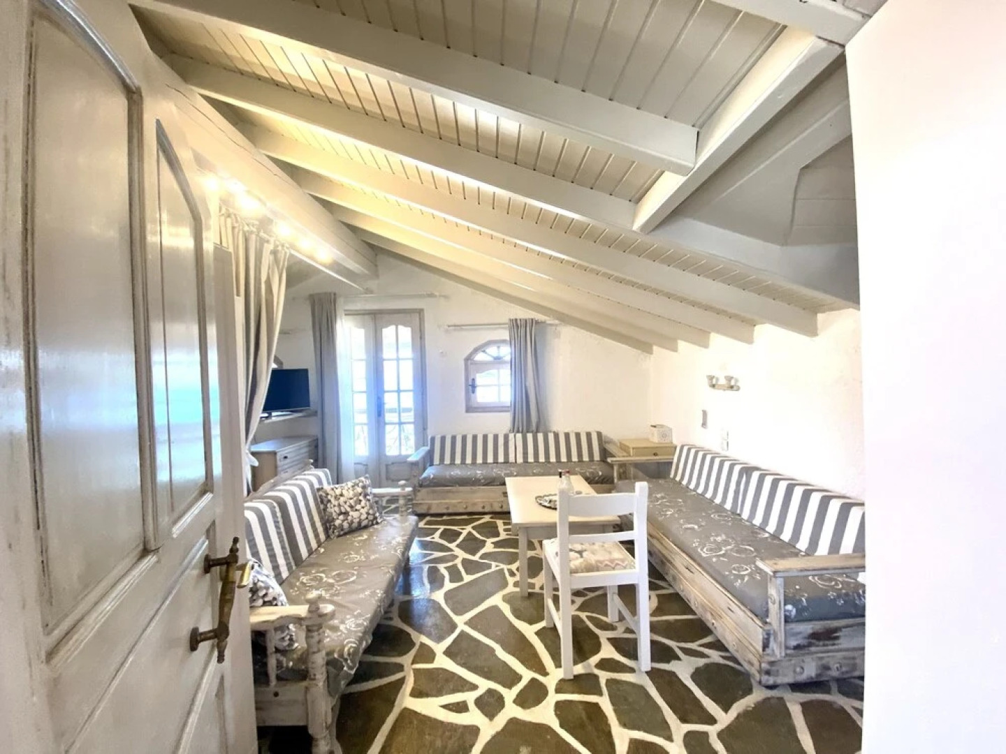 Sybota Seaside Retreat - Chique Marina Loft