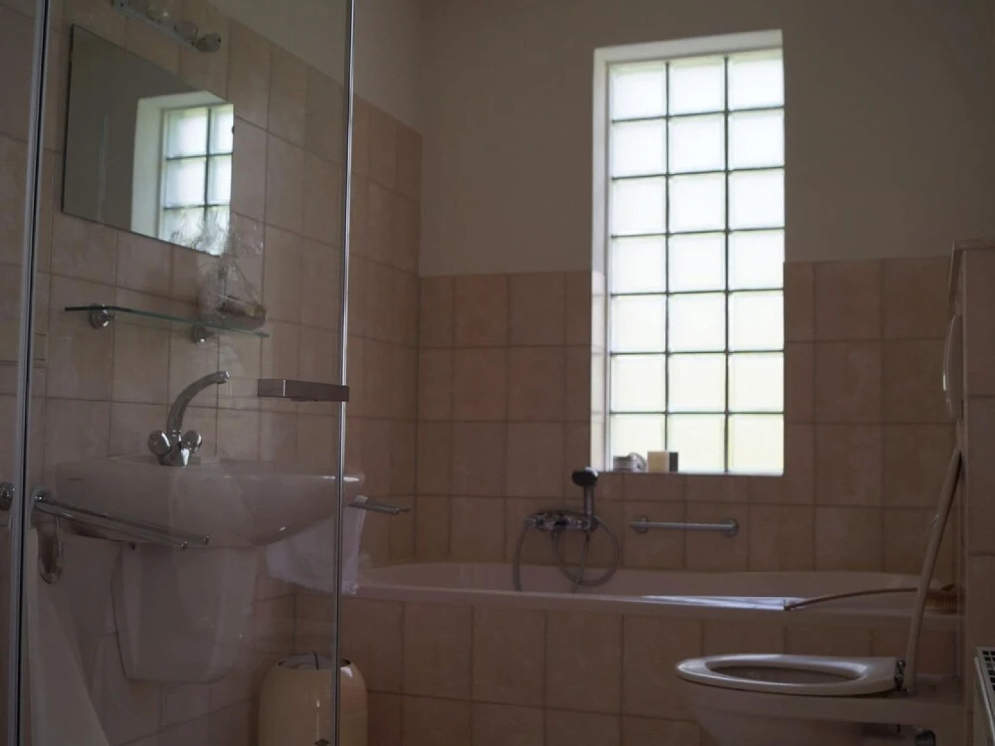 Luxurious, Detached Holiday Home Right by the Water