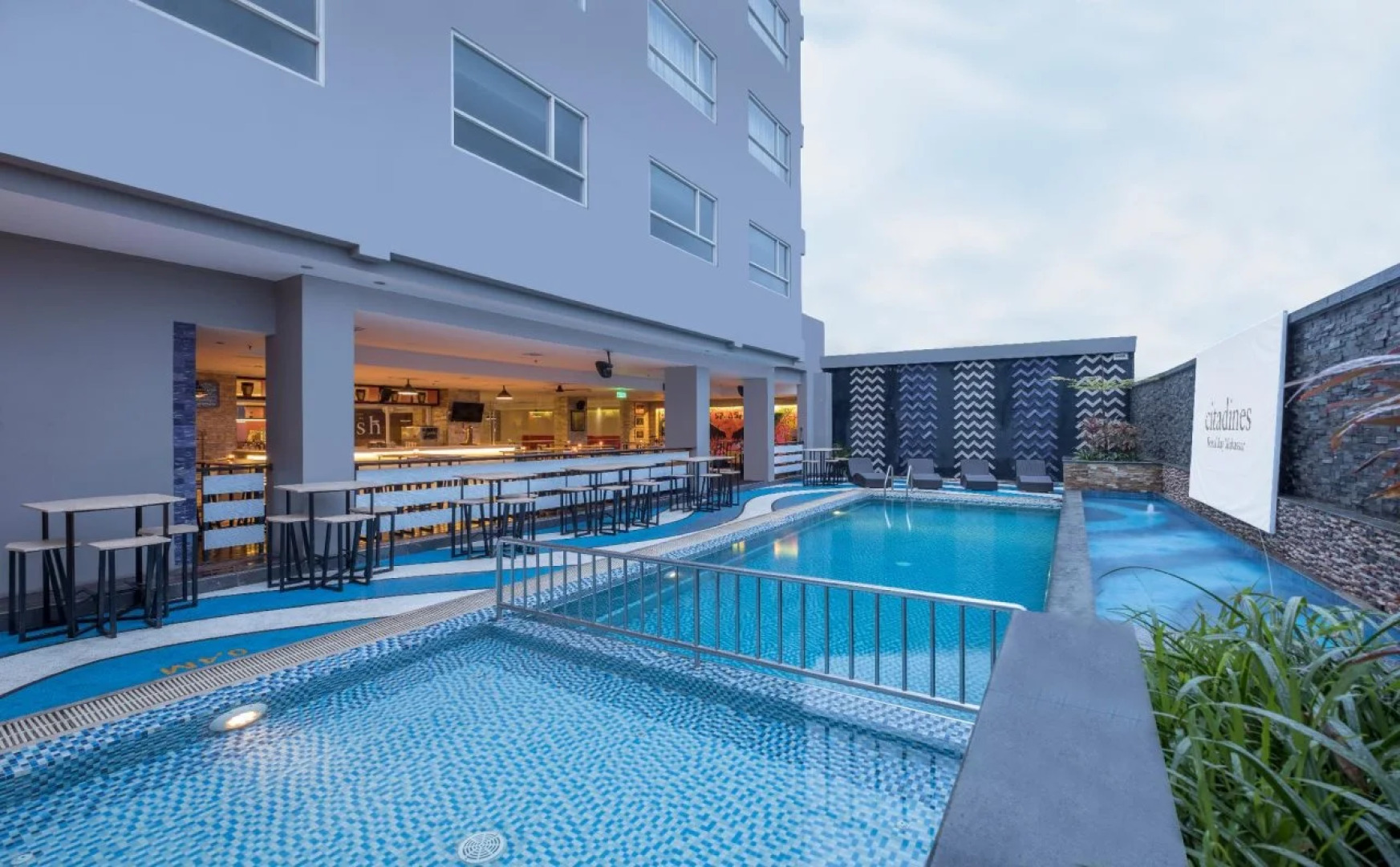 FOX Lite Royal Bay Makassar