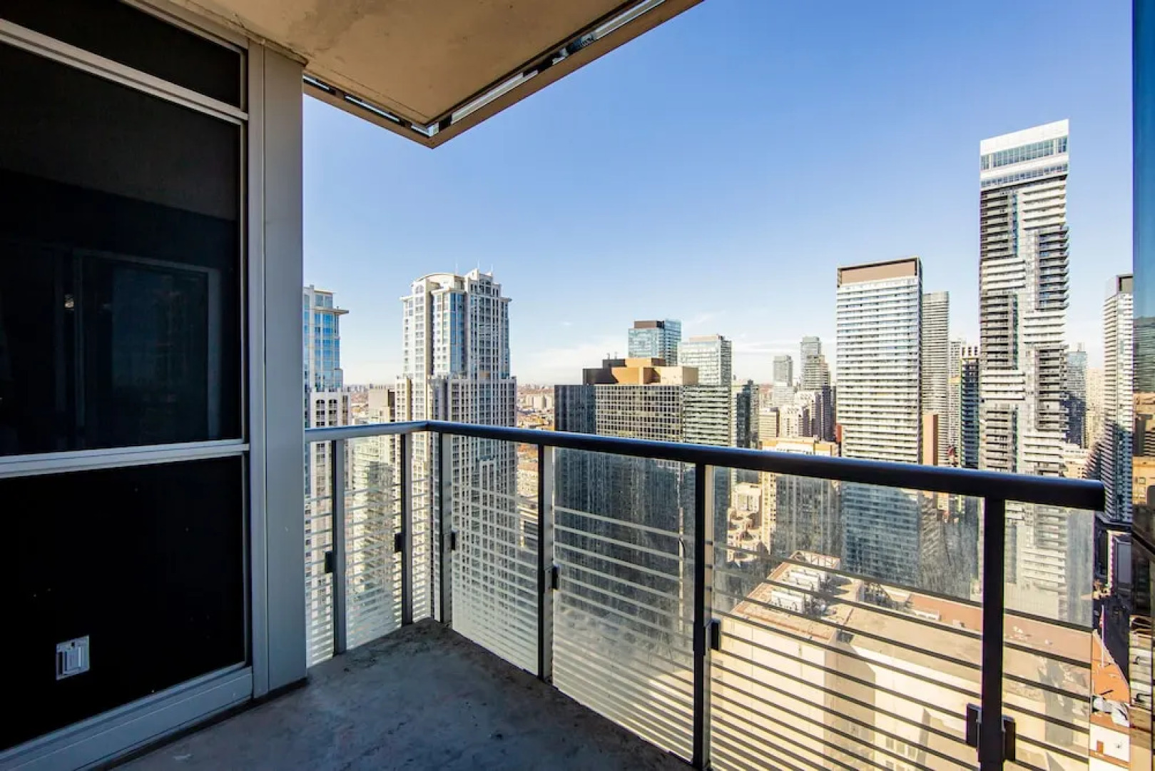 Atlas Suites - Bay & College