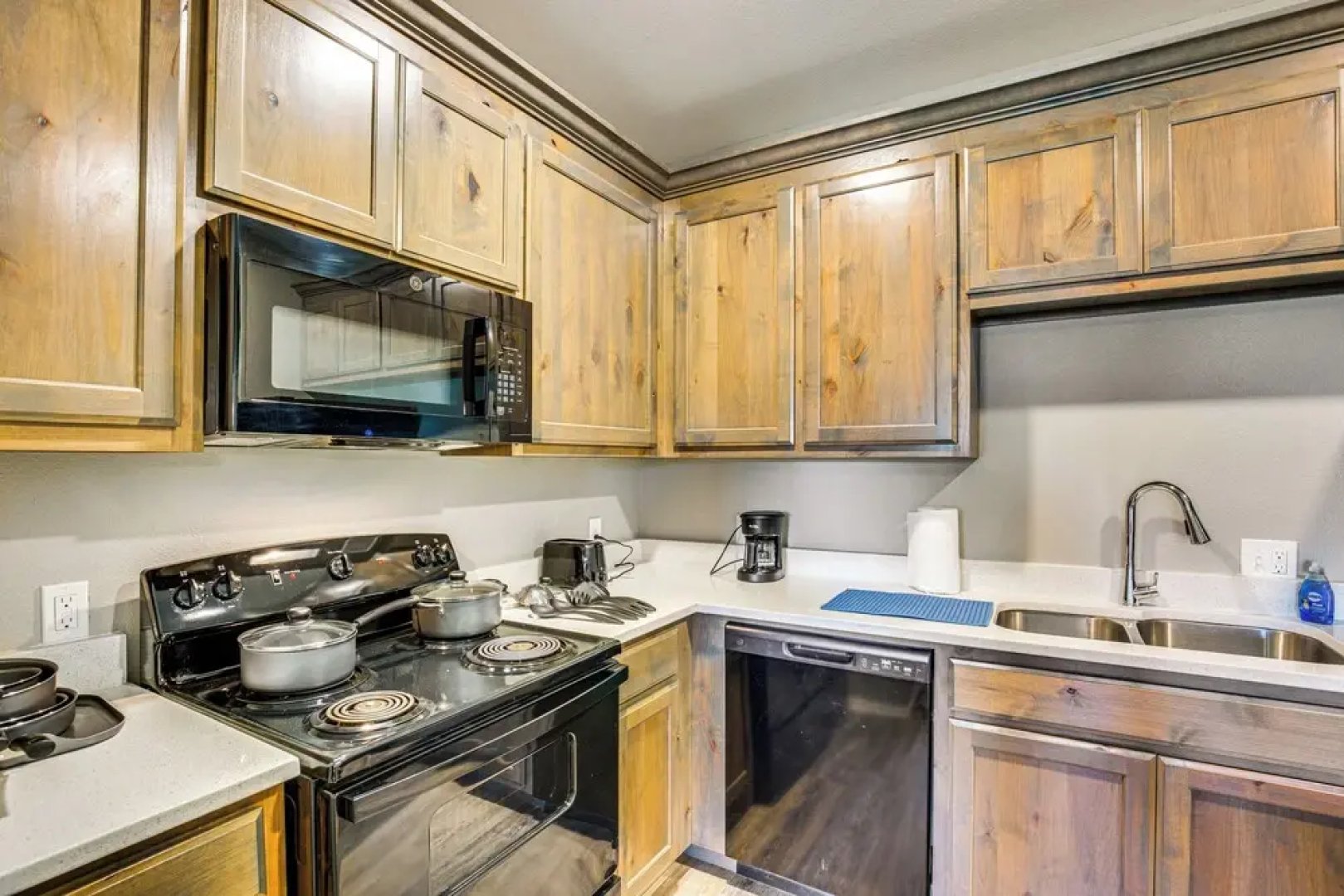 Close to Lakes, Parks & Winery: Bonham Apt