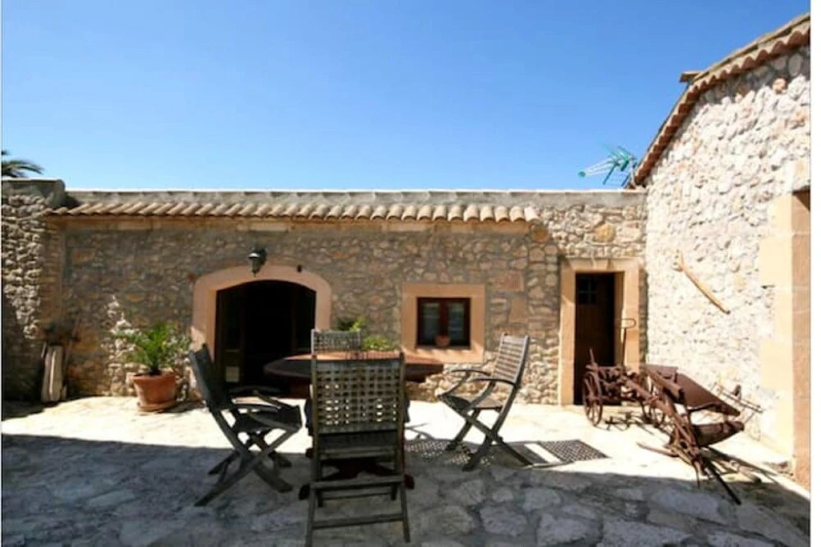 House With one Bedroom in Llubí, With Wonderful Mountain View, Shared Pool, Enclosed Garden Near the Beach