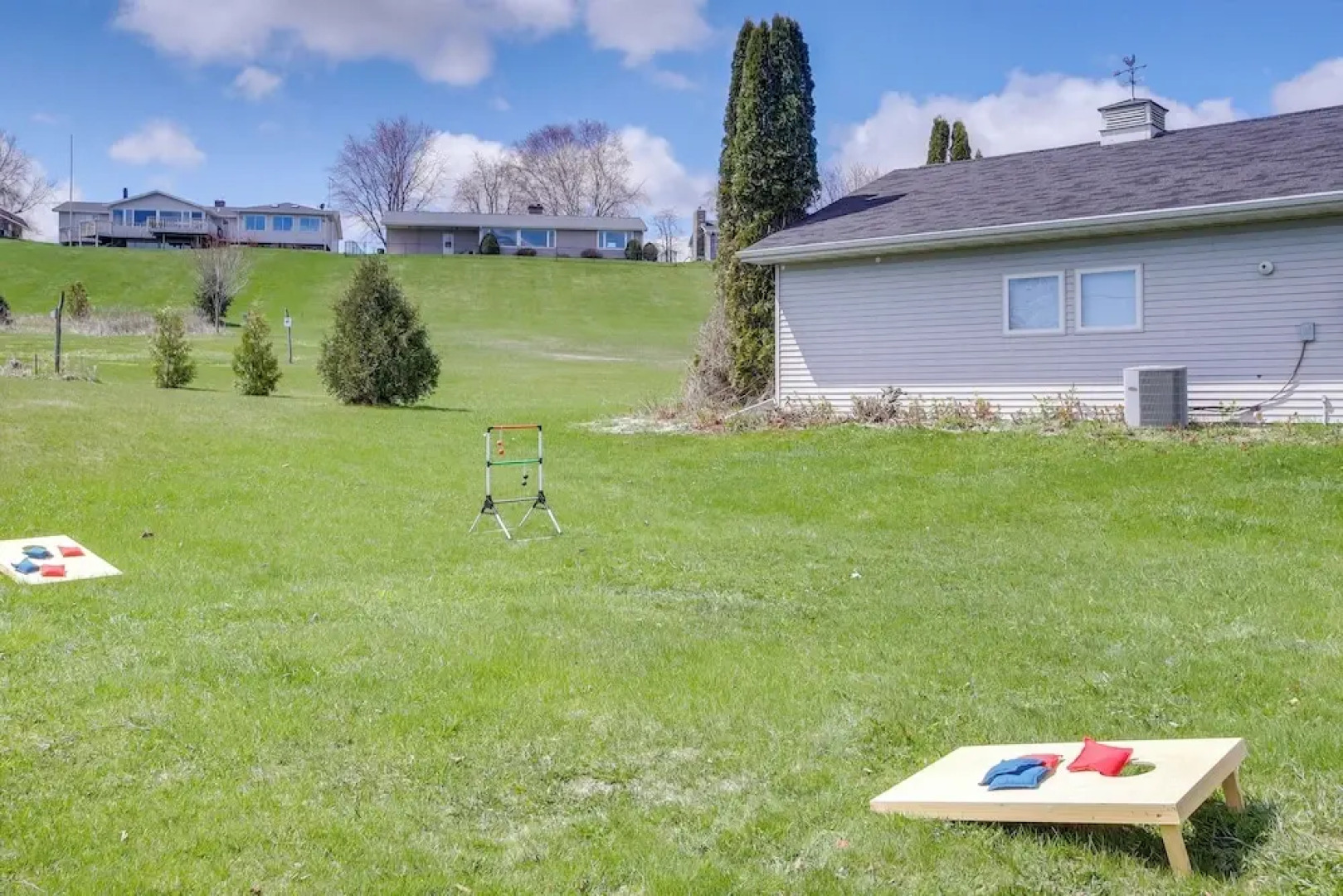 Algoma Retreat: Near Beach, Game Room, Yard