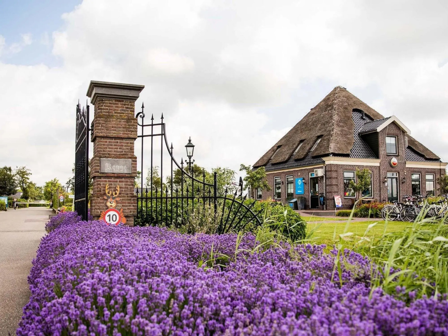 Detached chalet with dishwasher, on a holiday park, 8 km. from beautiful Hoorn