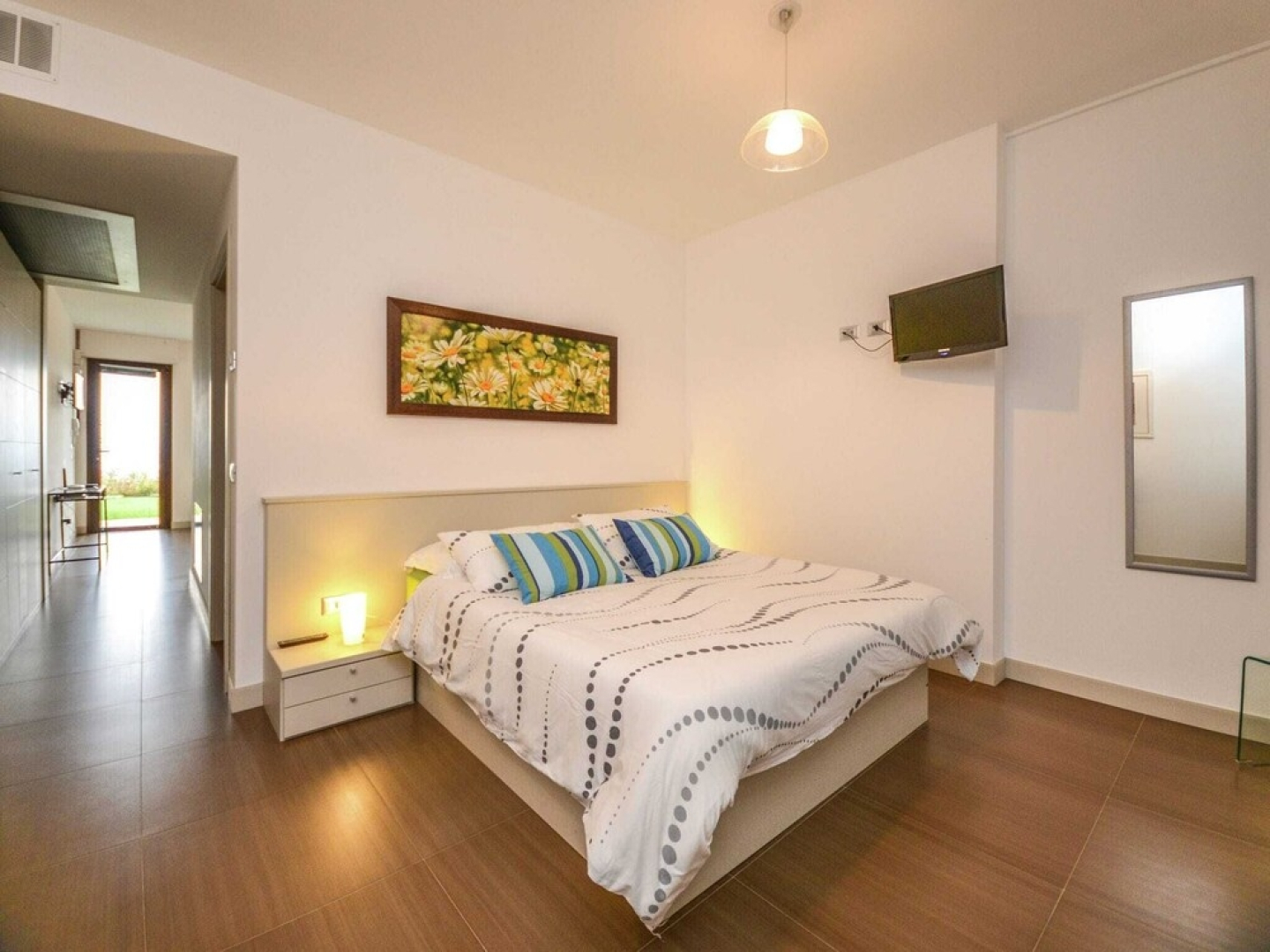 Lakeside Flat With Swimming Pool and air Conditioning