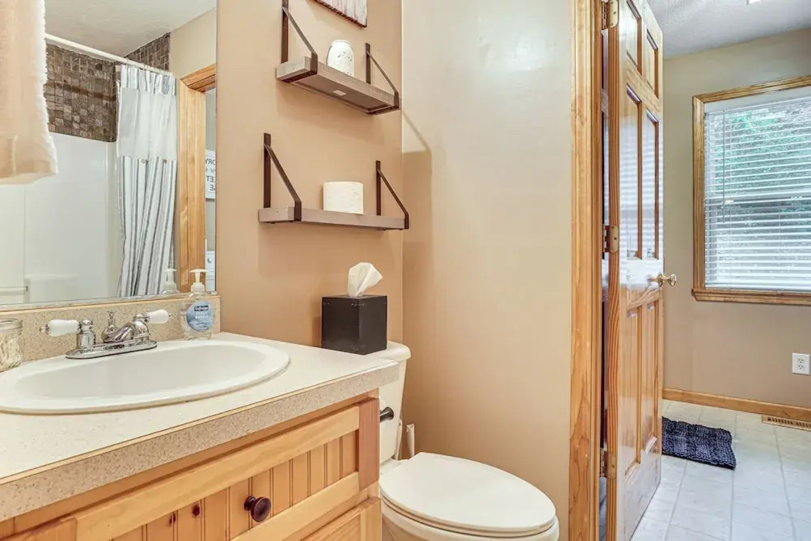 Spacious Home in Helen w/ Porch & Balcony!