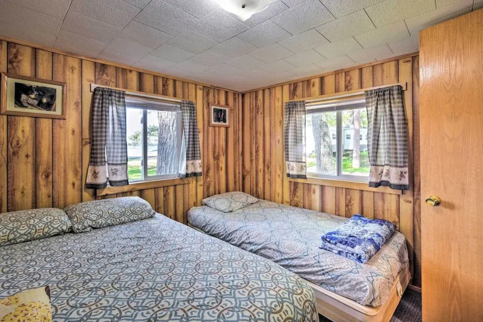 Stone Lake Cabin: Grill & Access to Fishing!