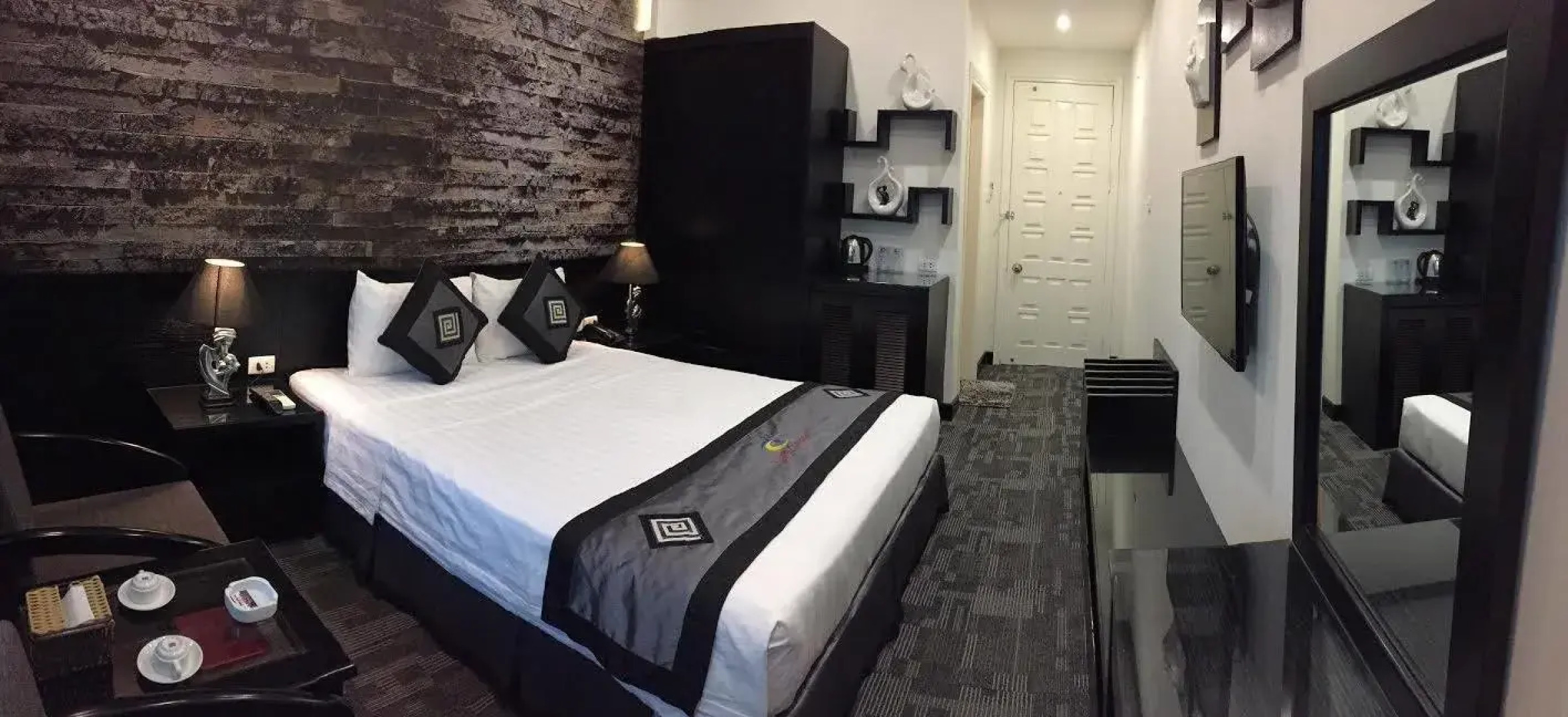 Khach San Tuong Vi - Van Cao