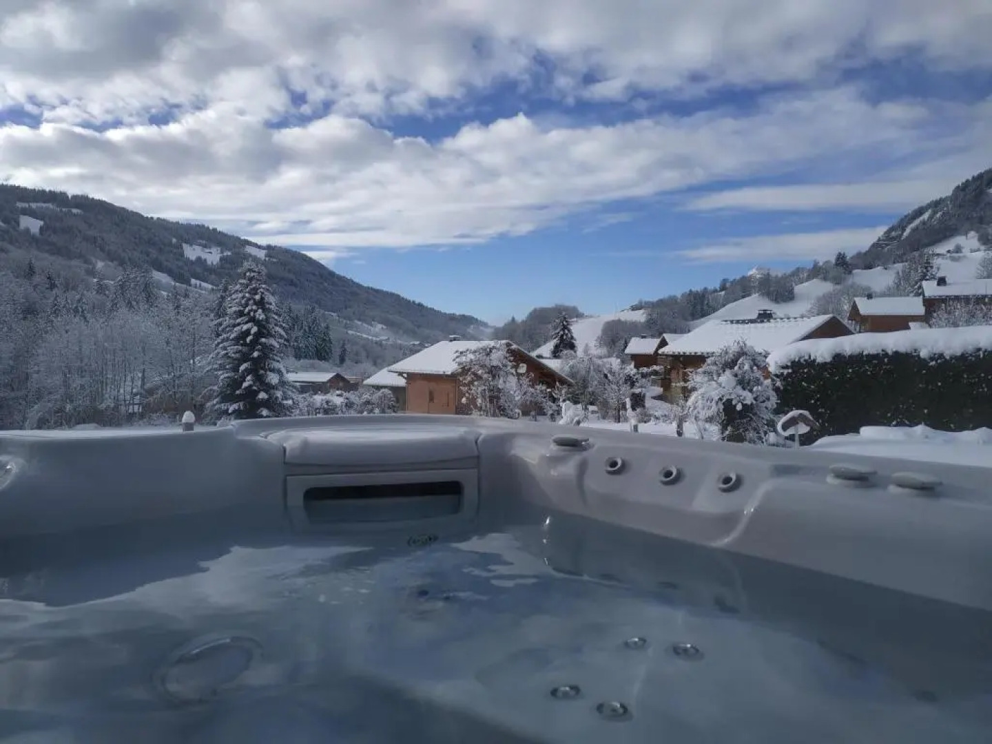 A4 km de Megève très joli studio avec jacuzzi ,vue sur les montagnes au calme