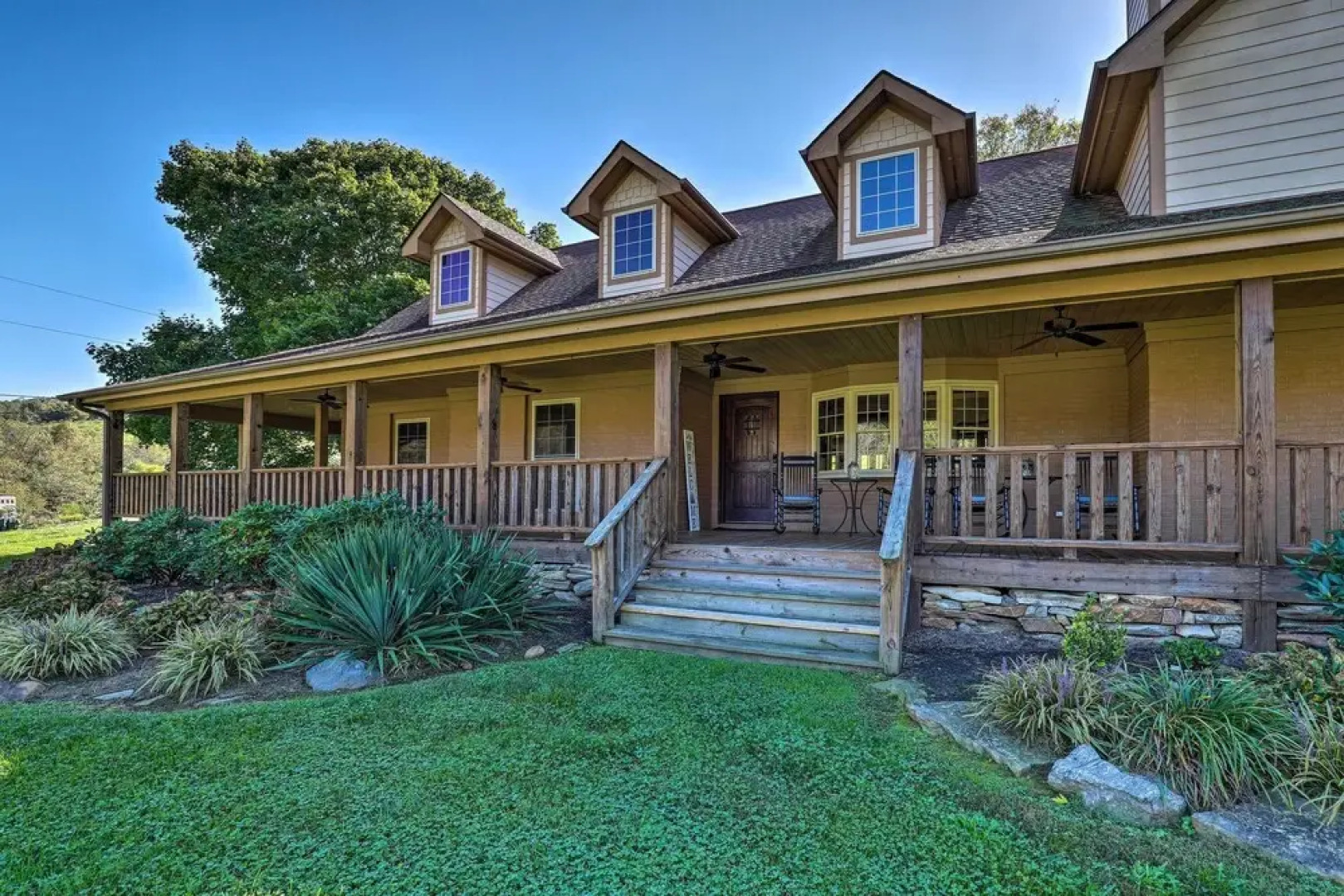 Game Room, Theater + Deck: Burnsville Cabin!