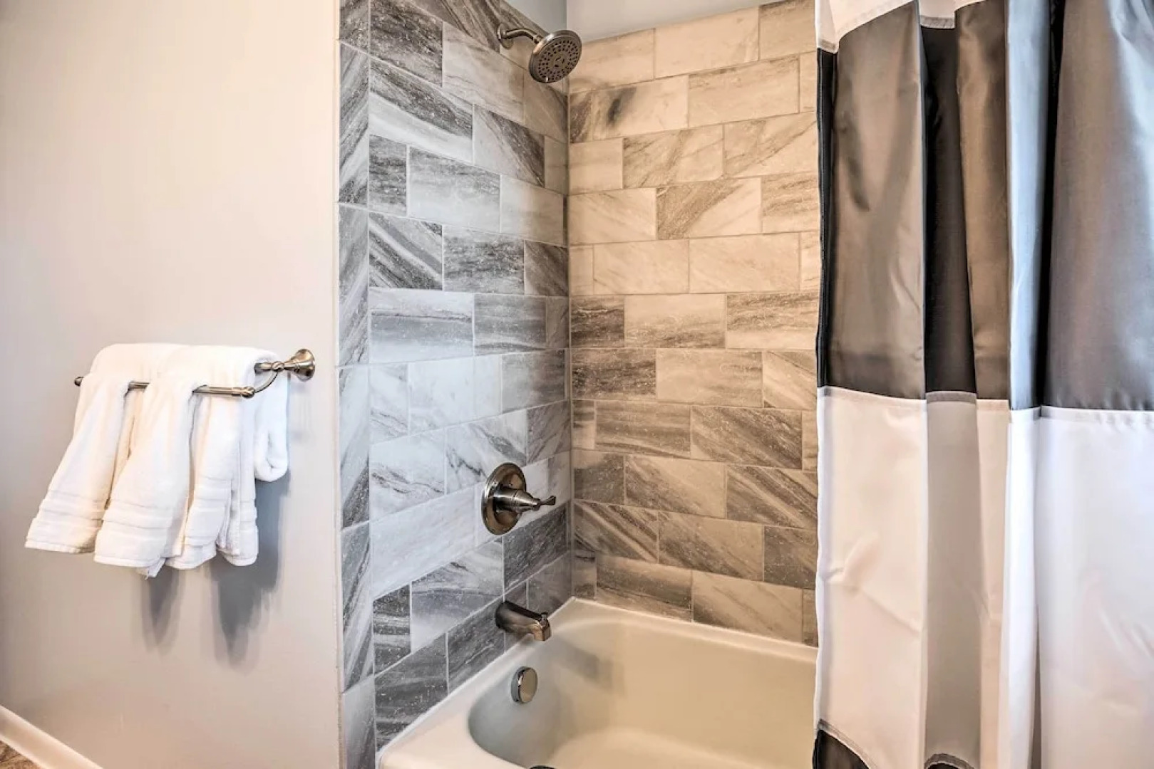 Homey Duplex - 10 Mi to Downtown Grand Rapids!