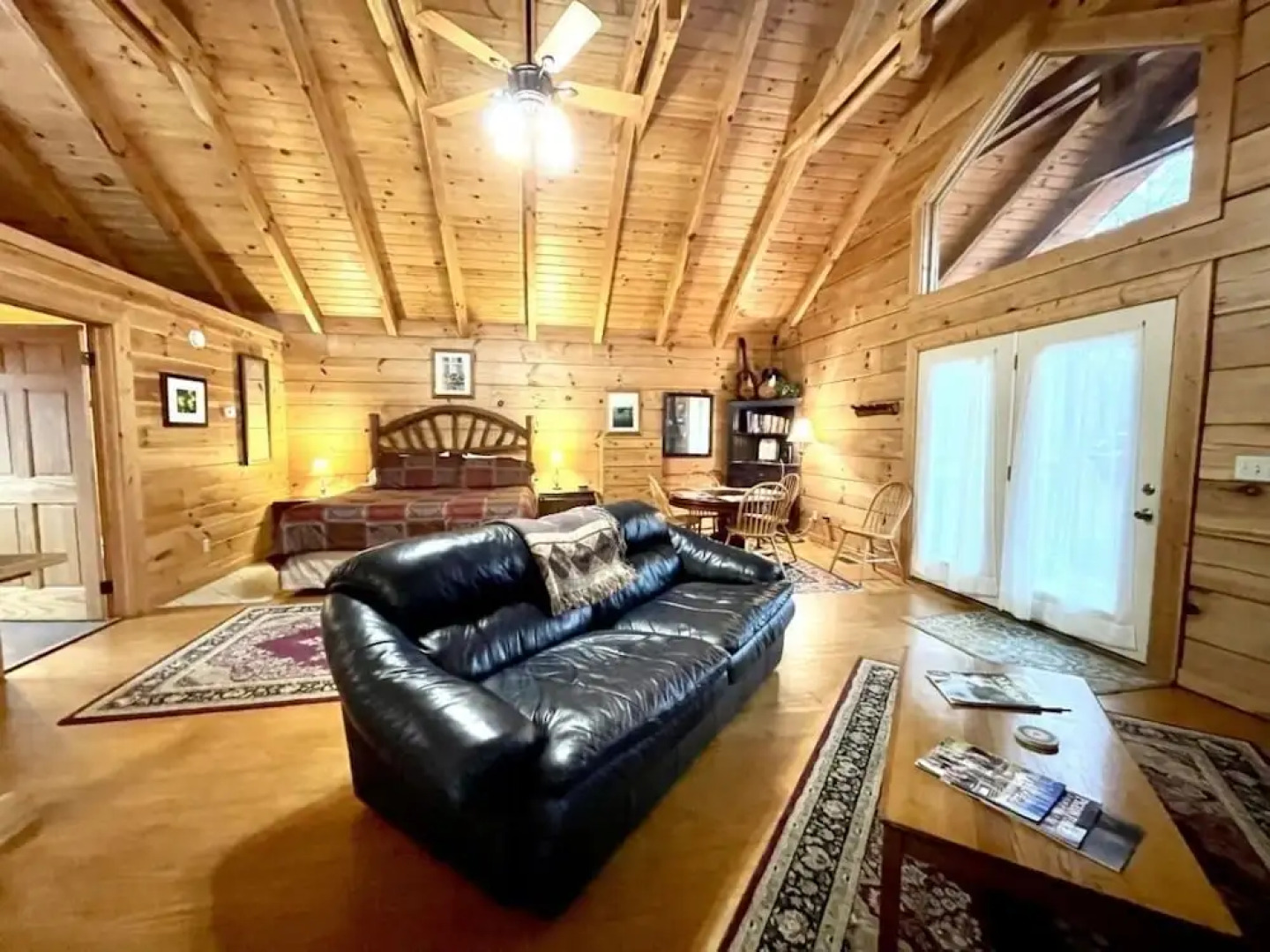 Romantic, pet friendly cabin with private hot tub, washer/dryer and full kitchen Studio Cabin by RedAwning