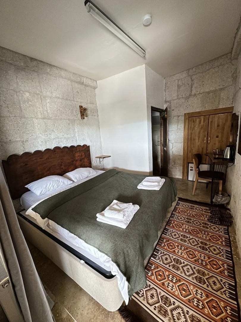 Asma Alti Cave Suits