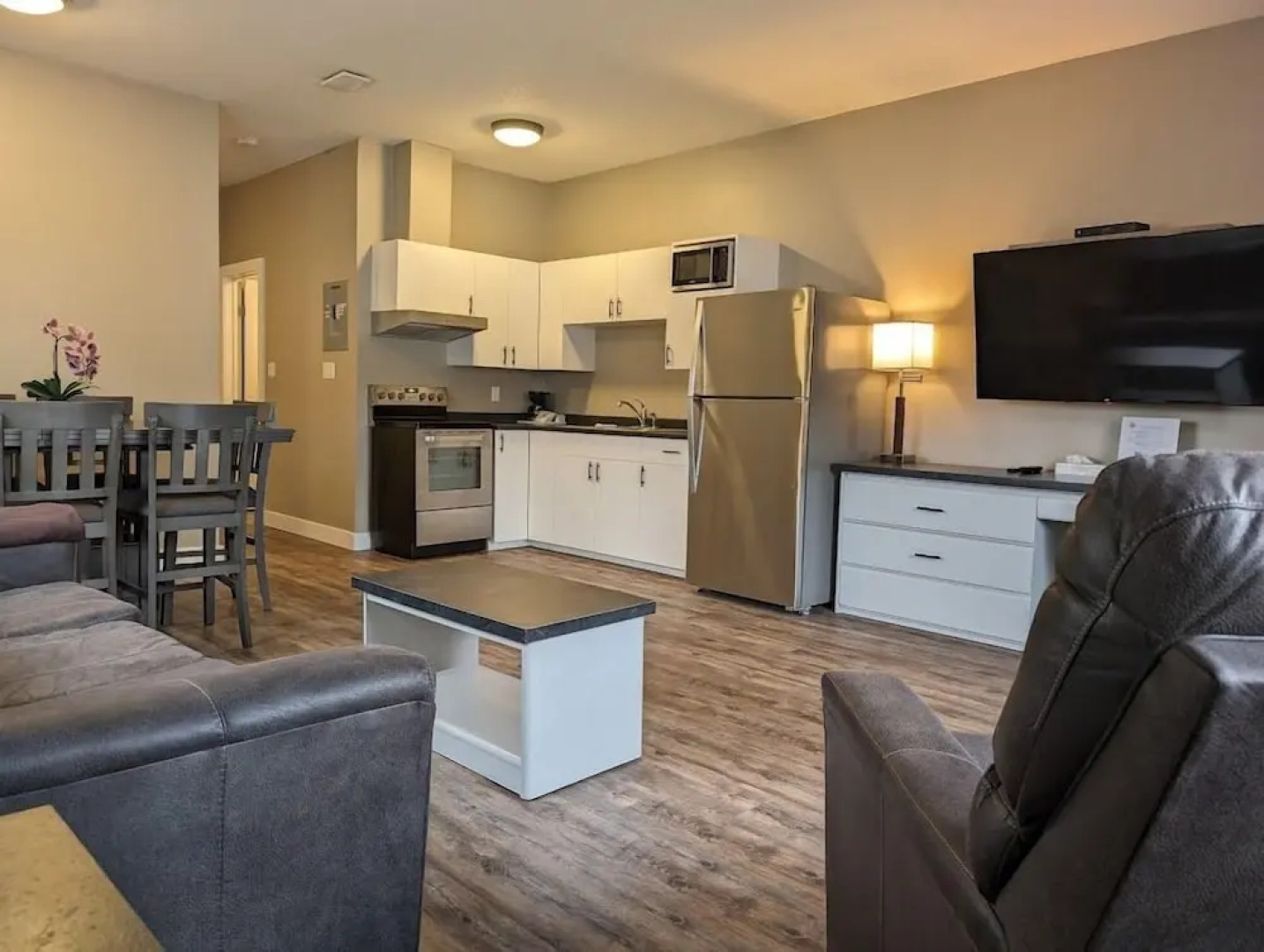 Creston Hotel & Suites