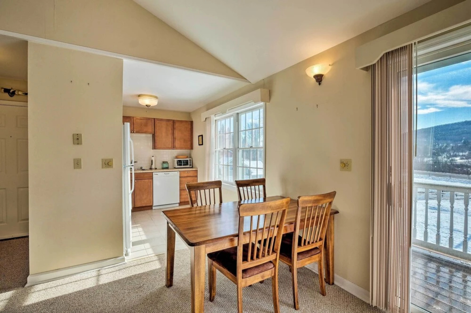Condo w/ Loft: 2 Mi to Windham Mountain Ski!