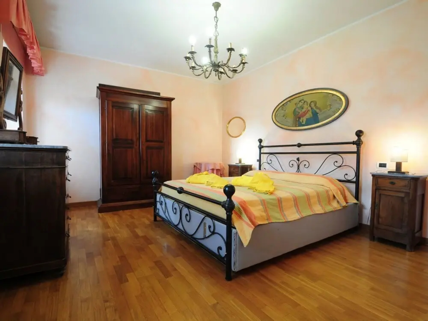 Lovely Farmhouse in Castiglione di Garfagnana with Hot Tub