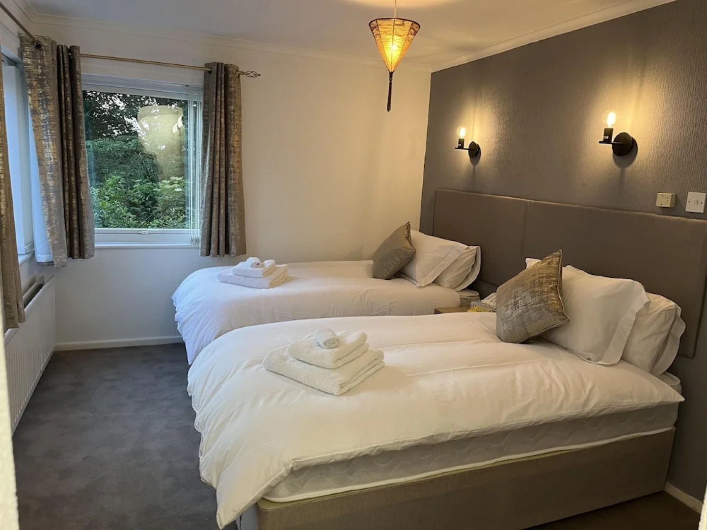 Blaydonburn - Sleeps 6 - Parking - Garden - Hottub