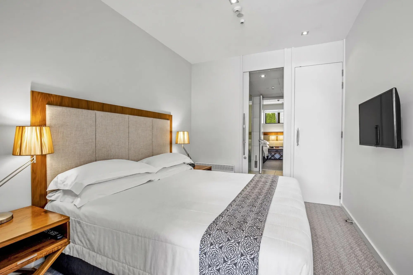 The Rees Hotel, Luxury Apartments & Lakeside Residences