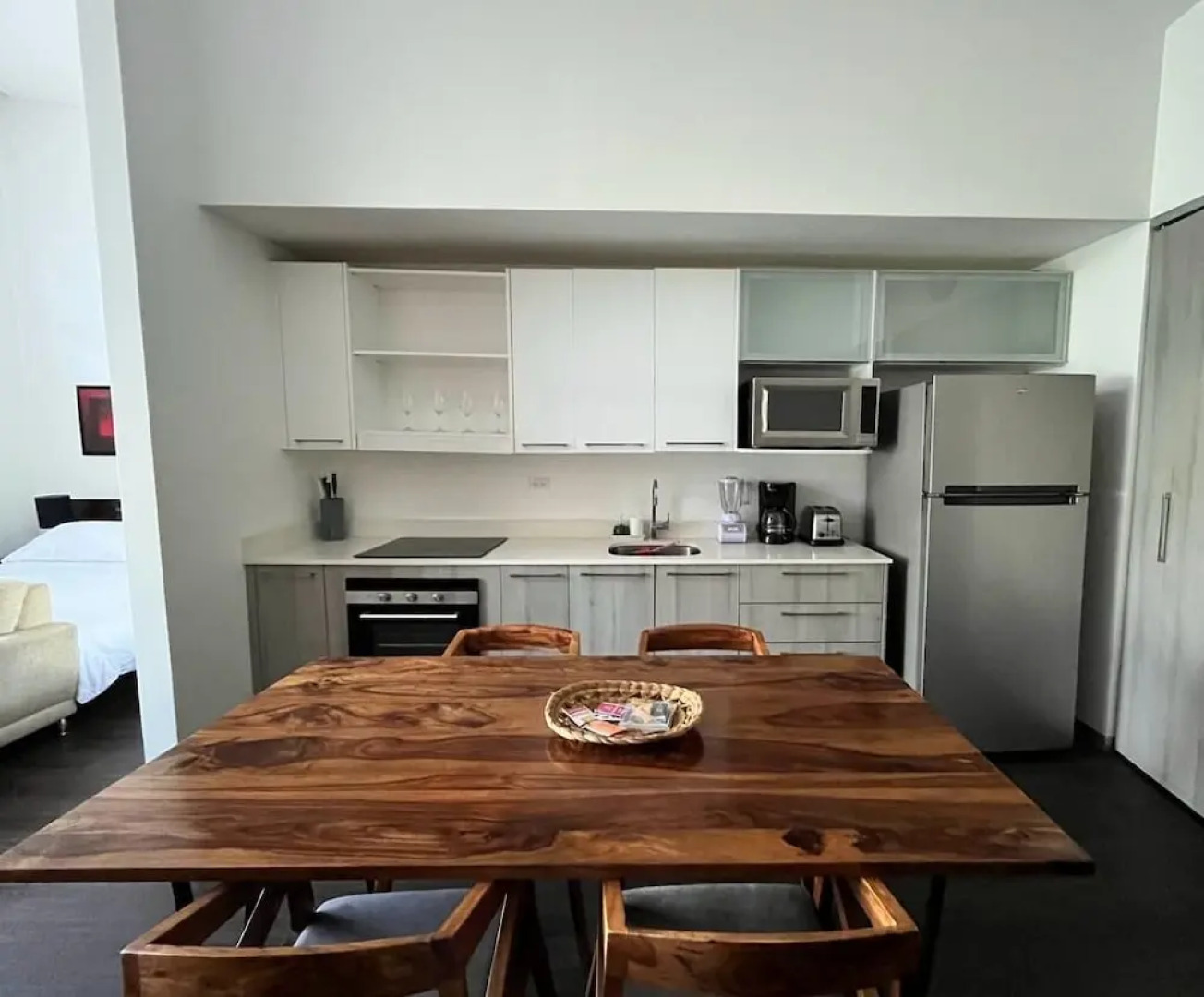 BEE Suites Santa Ana