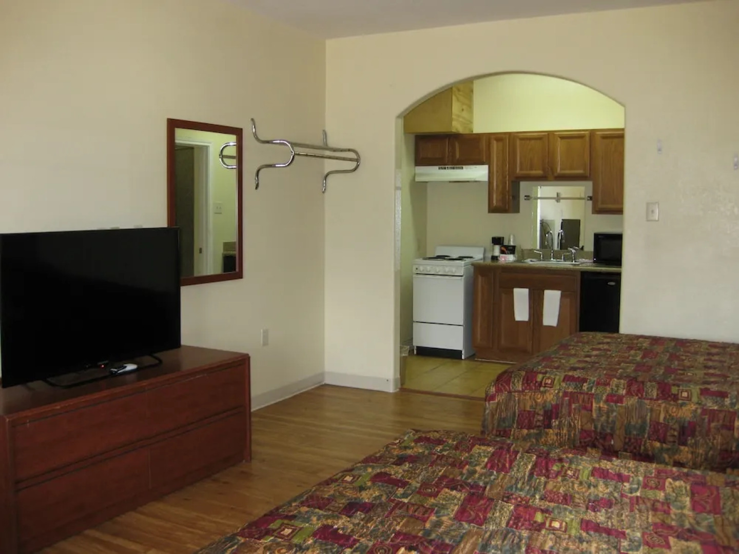 Scottish Inn and Suites