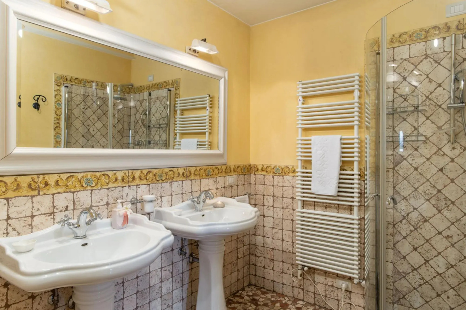 Beautiful villa immersed in the Tuscan countryside with private swimming pool and sauna-Villa L' Elsa