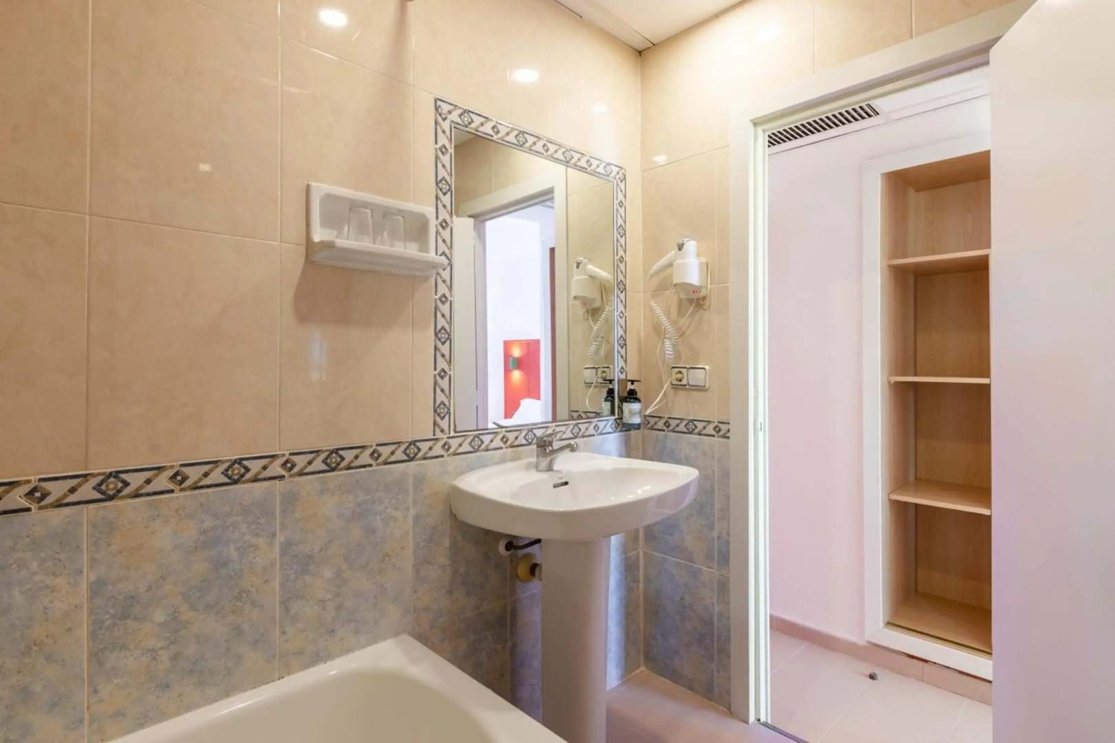 The Red Hotel by Ibiza Feeling - Adults only