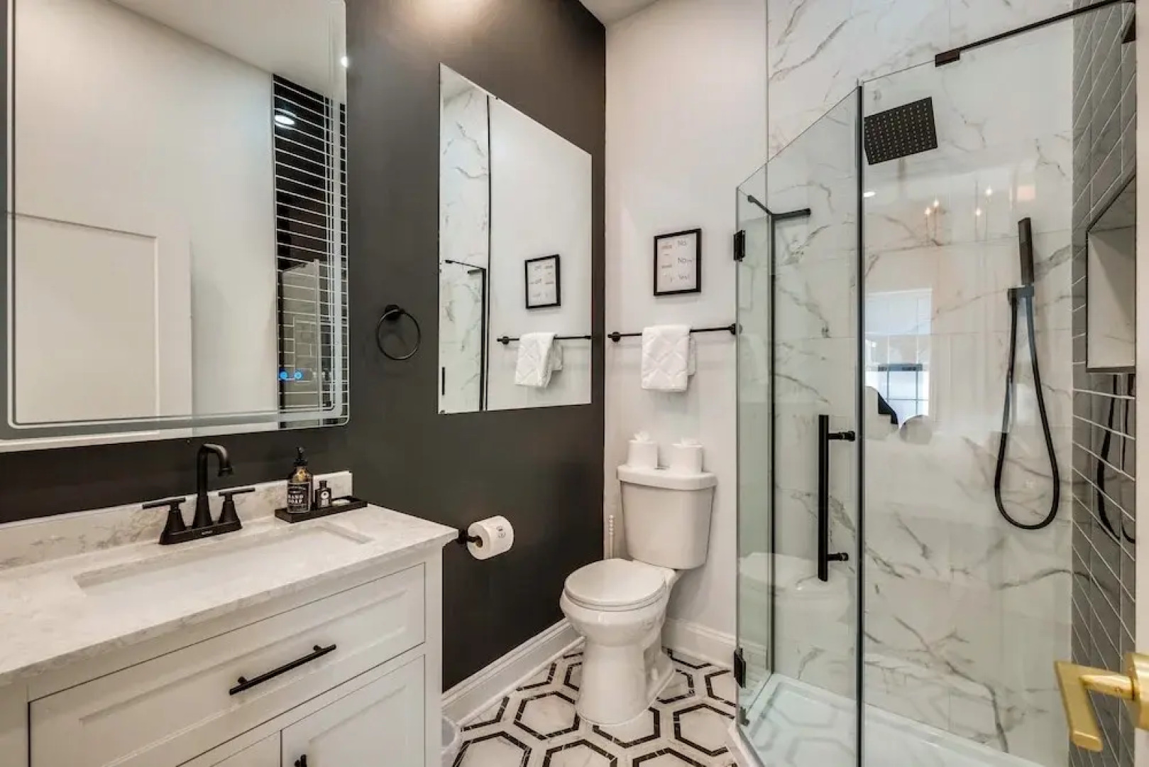 1 Mi to Dtwn: Hot Tub Haven in Richmond!