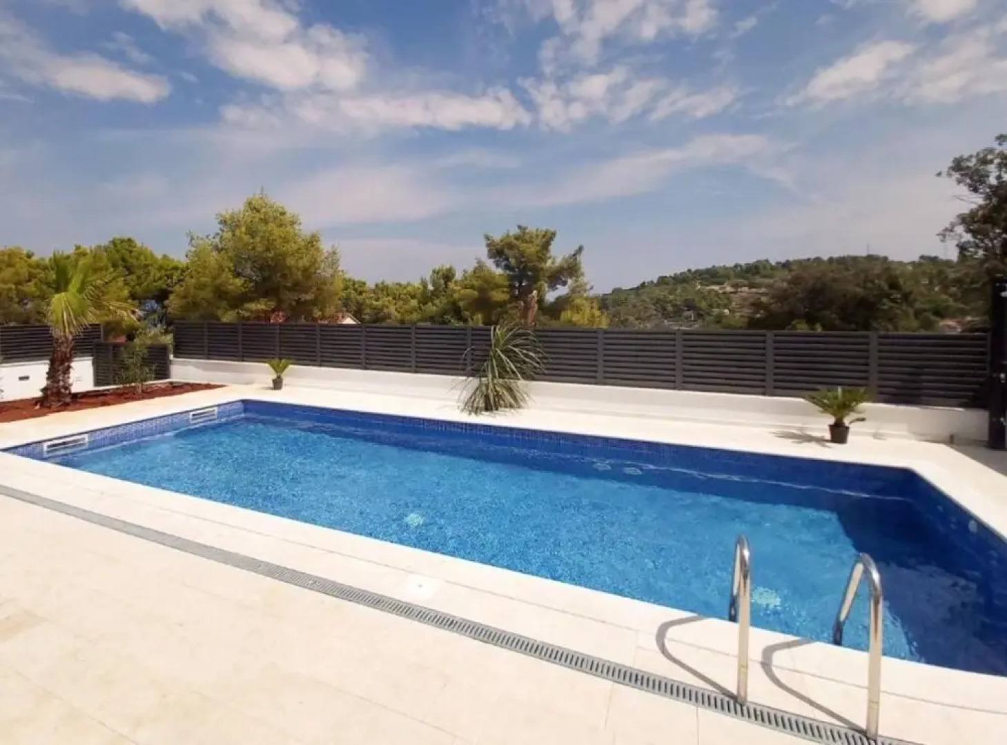 Sunset Villa Aves With Pool, Gym and Sauna