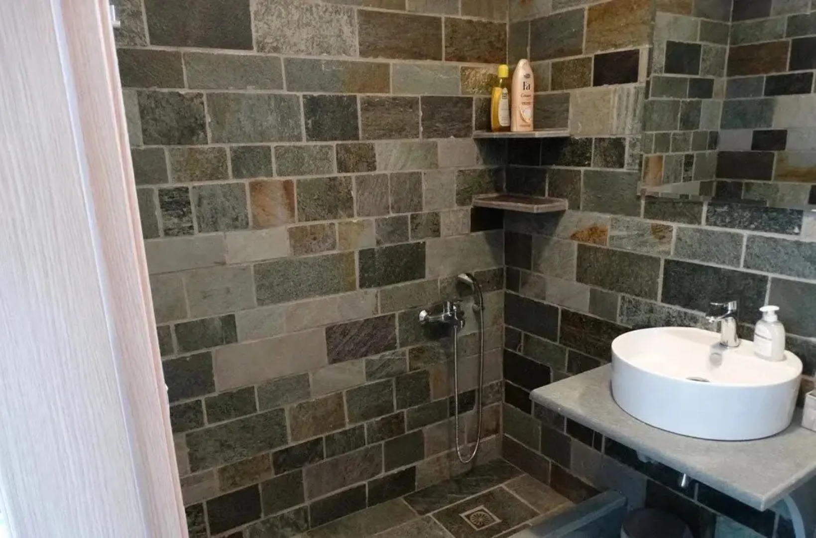 To mpalkoni tis Karistou