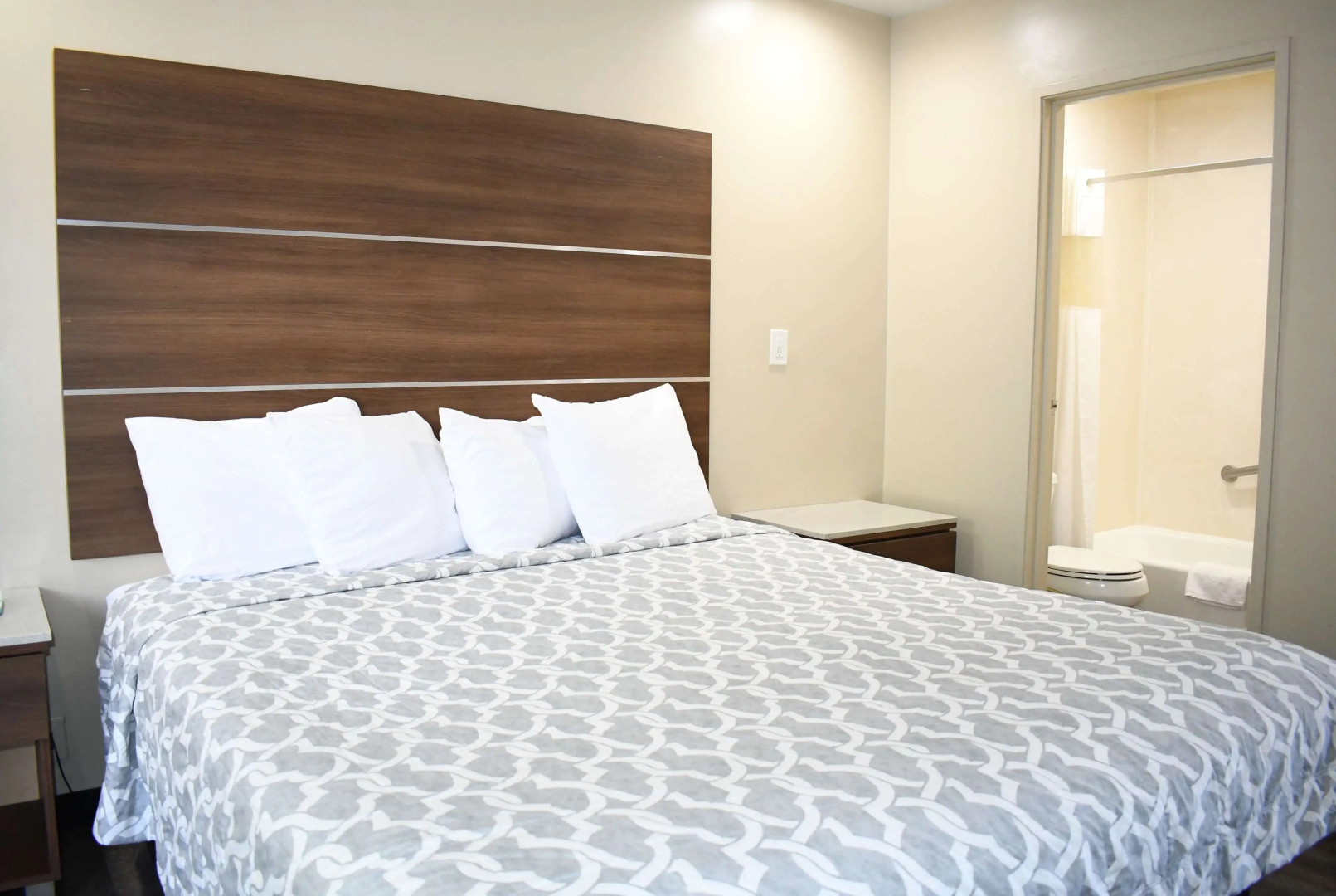 Travelodge by Wyndham Long Beach Convention Center