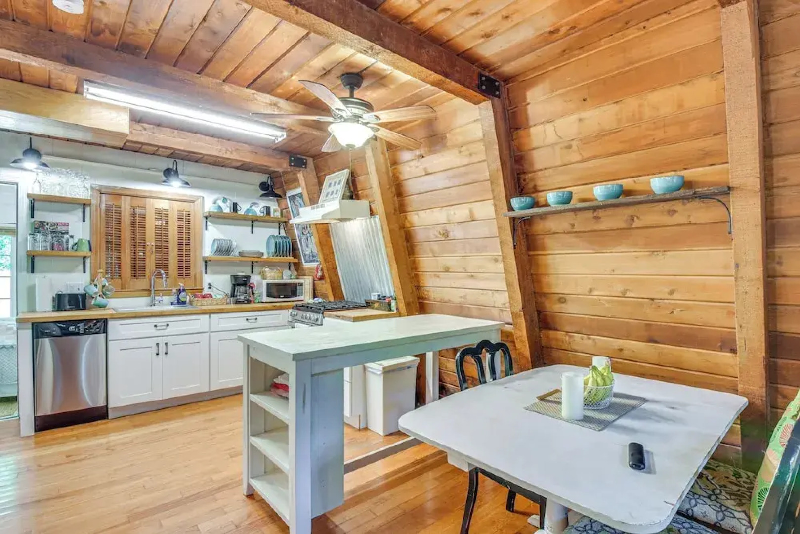 Pet-friendly Lavonia Cabin, Walk to Lake Hartwell!