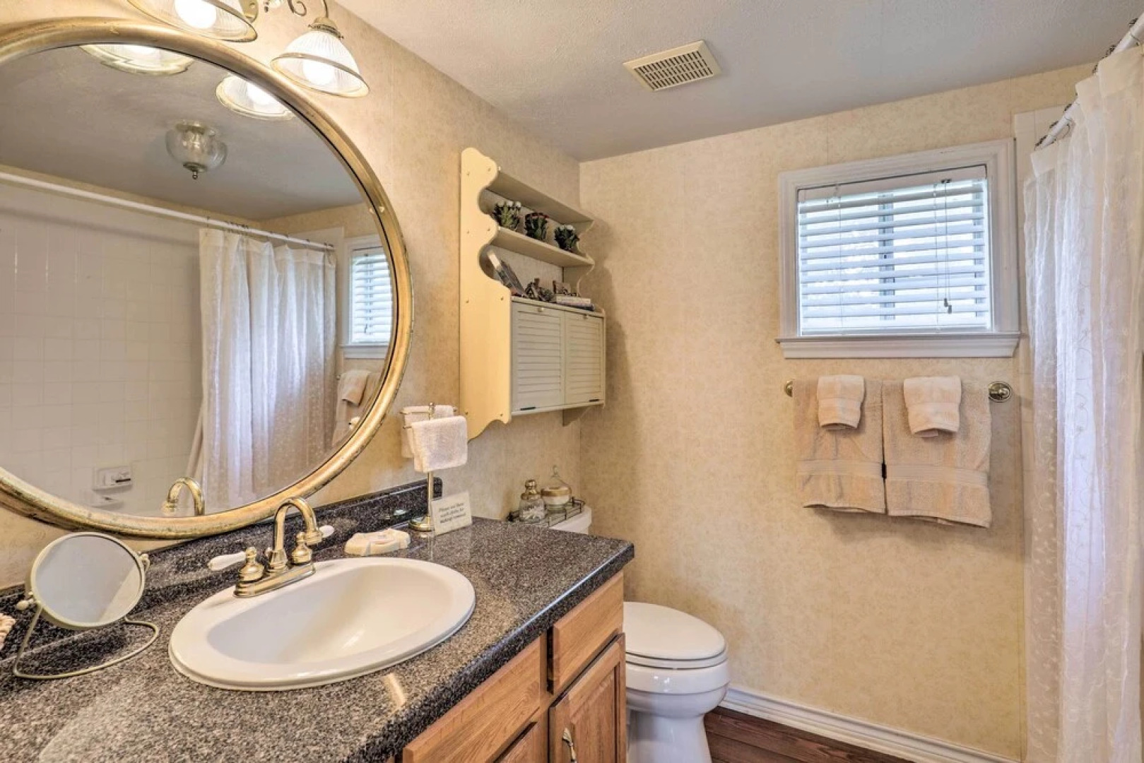 Studio in College Station w/ Expansive Deck!