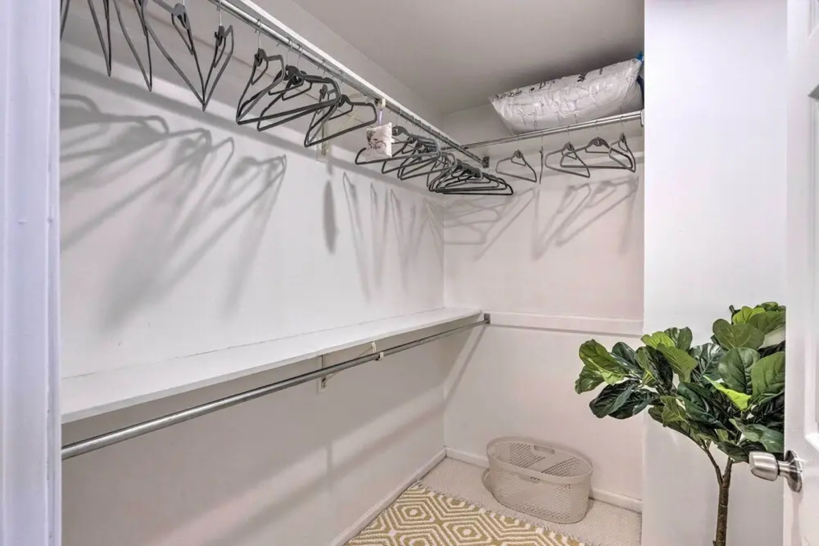 Modern Home: Deck, Bbq, Games, Fire Pit, & More!