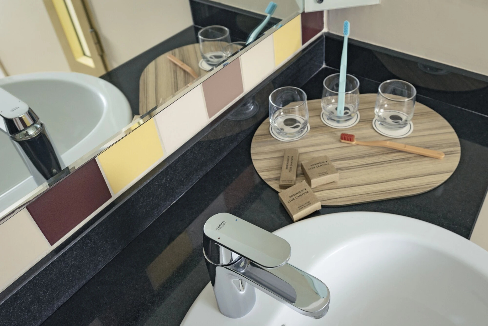 Robinson Camyuva - Adults only