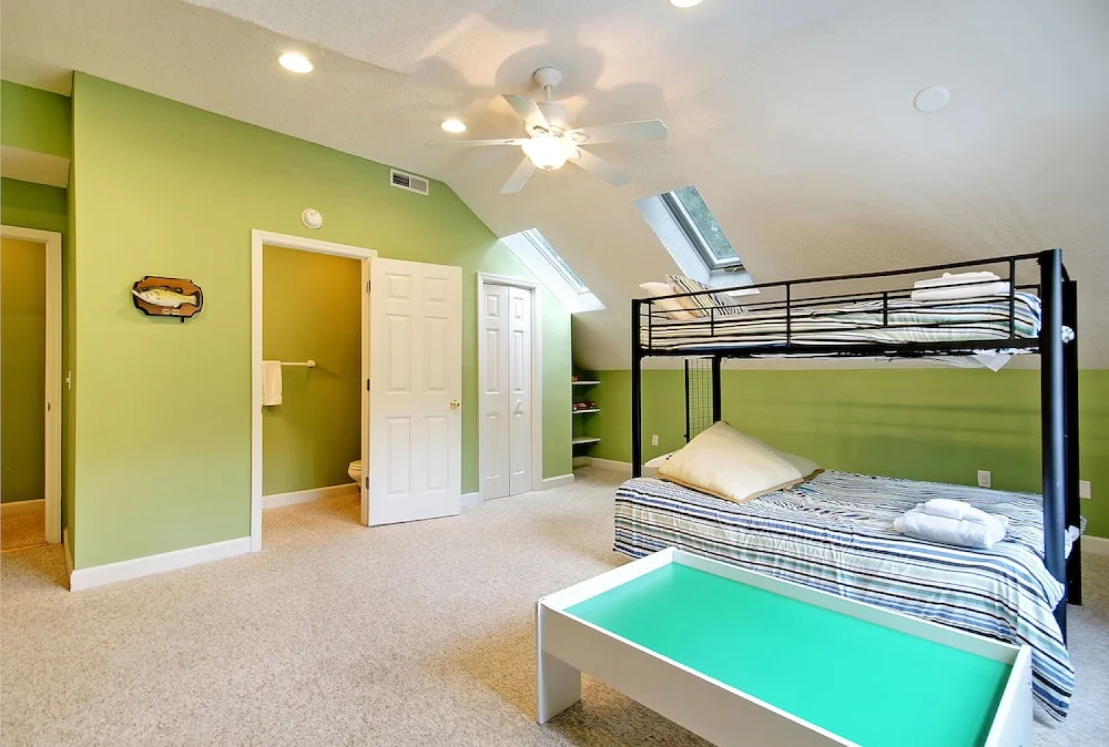 Spacious Overlooking Lagoon 5 Bedrooms 2.5 Bathrooms Home